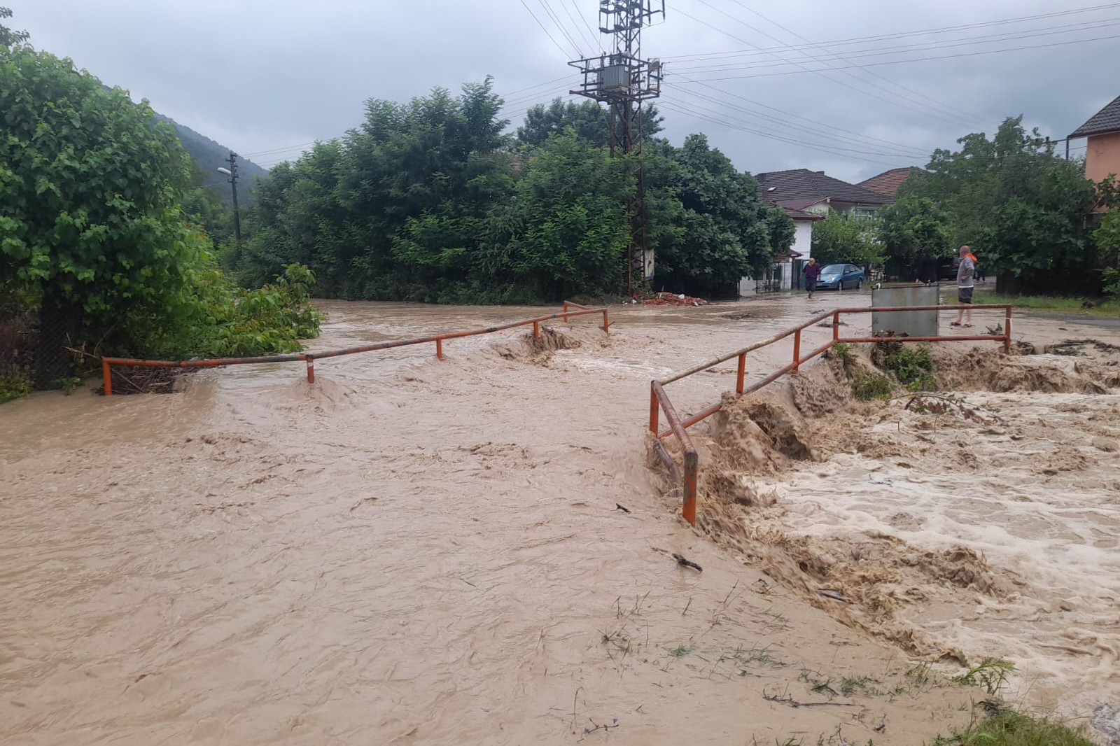 Köprünün yenilenmemesi nedeniyle mahalle yine sel suları altında kaldı