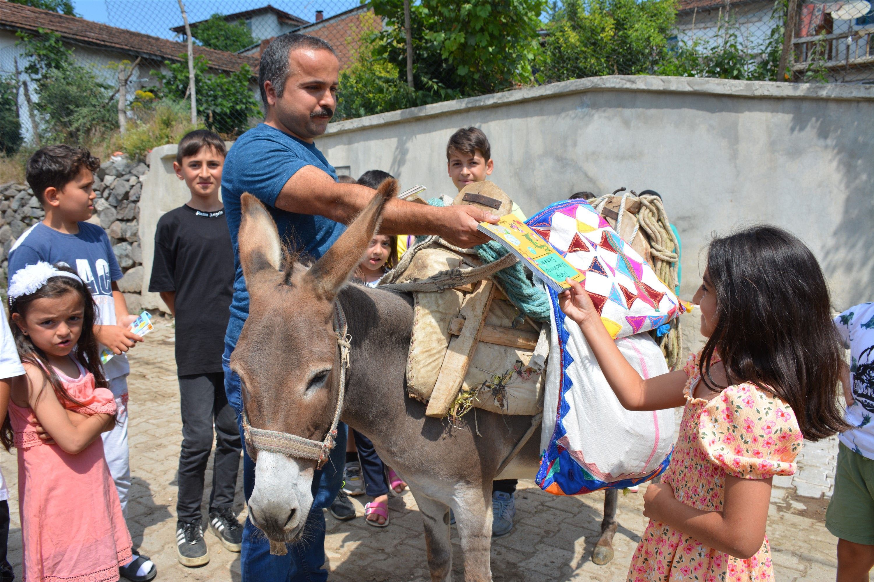 Eşeği ile köy köy dolaşıp çocukları kitaplarla buluşturan Metin Uğur 