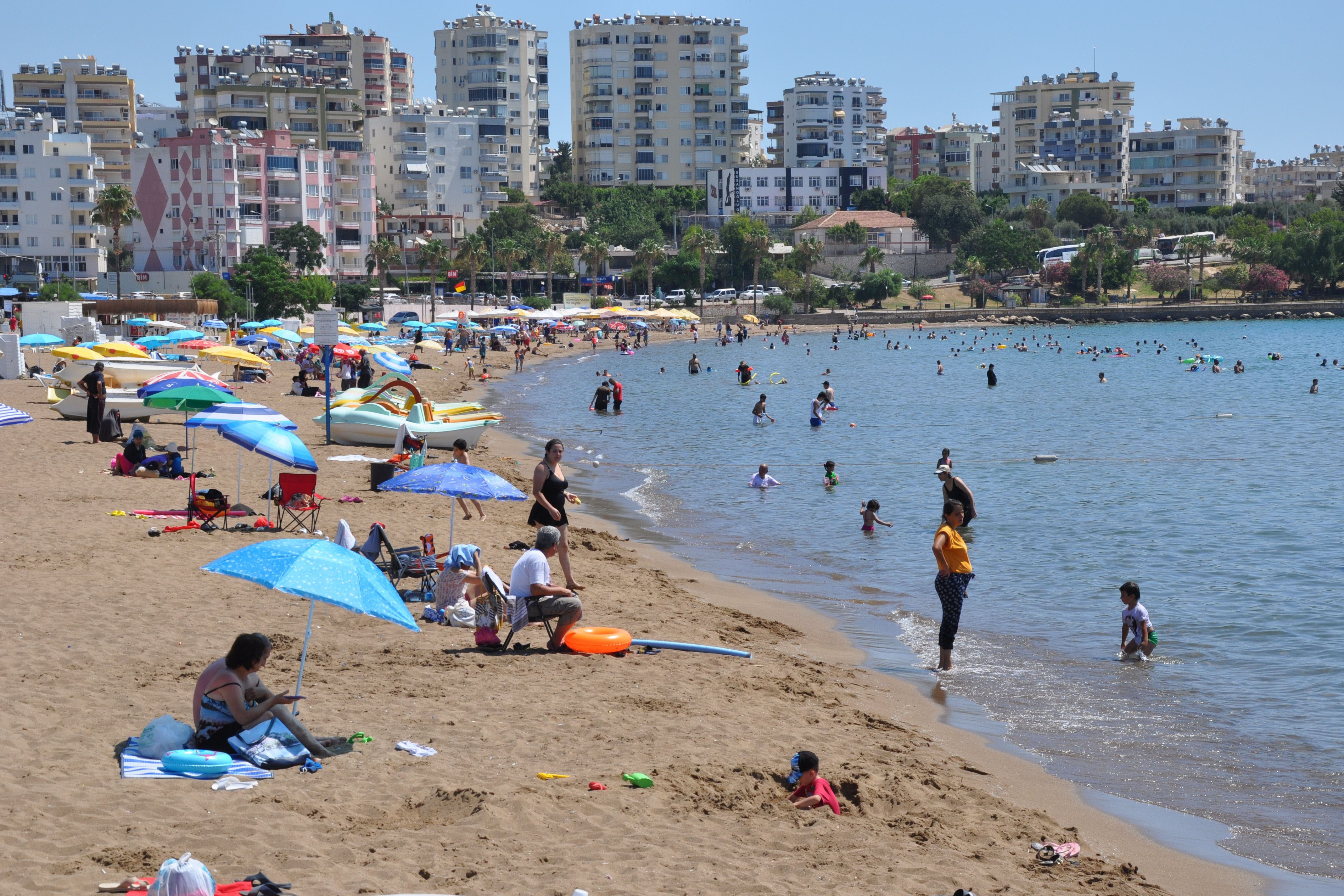 Sıcak havada denize giren yurttaşlar