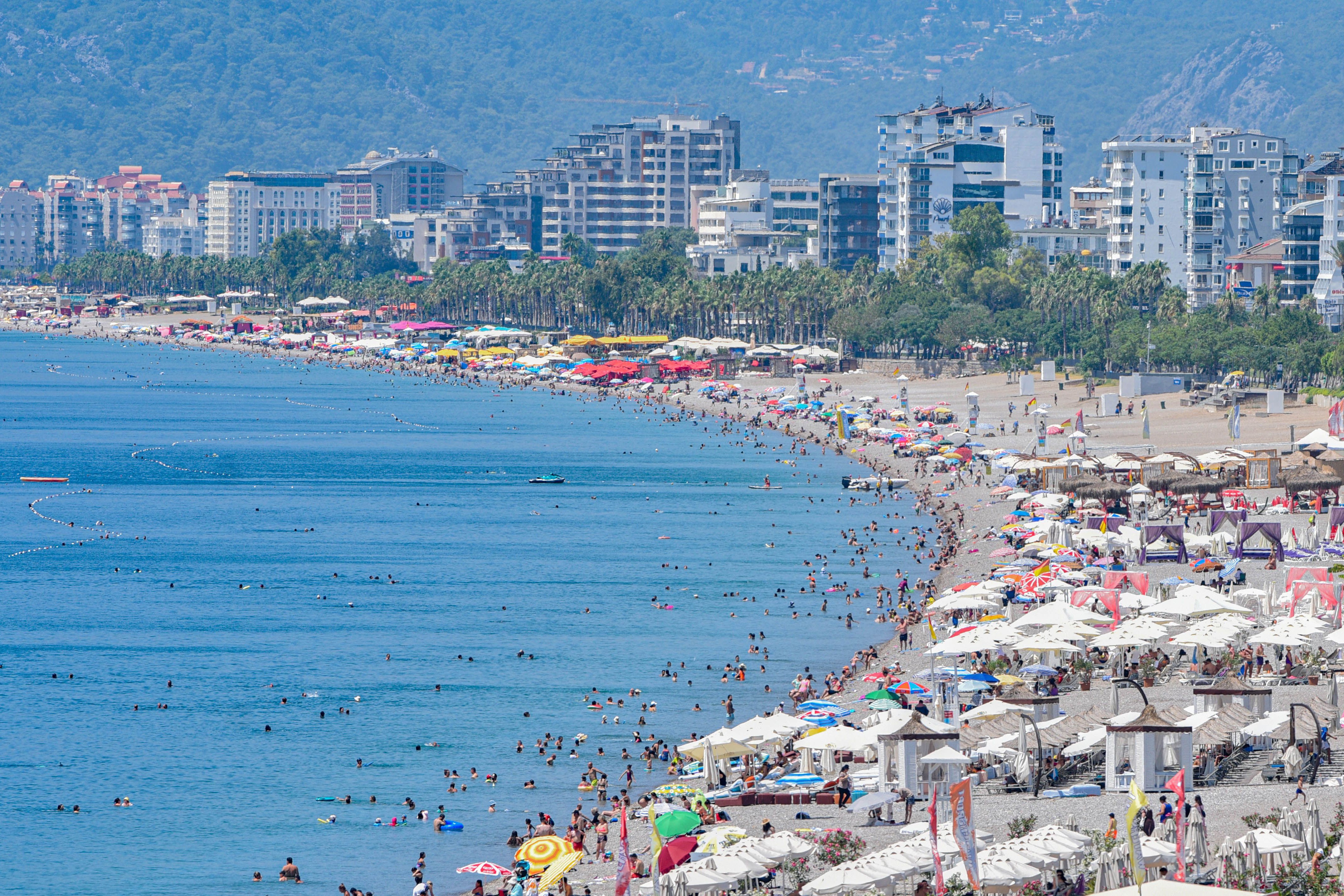 Antalya'da sıcak hava nedeniyle dolan plajlar