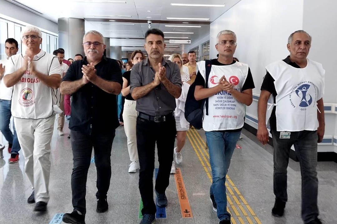 Doktora saldırıyı protesto eden sağlıkçılar