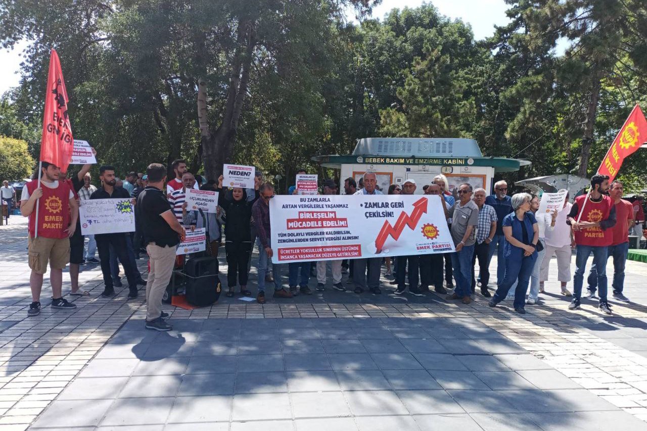 emek partisi kayseri il örgütü basın açıklaması, kalabalık kitle pankart tutuyor