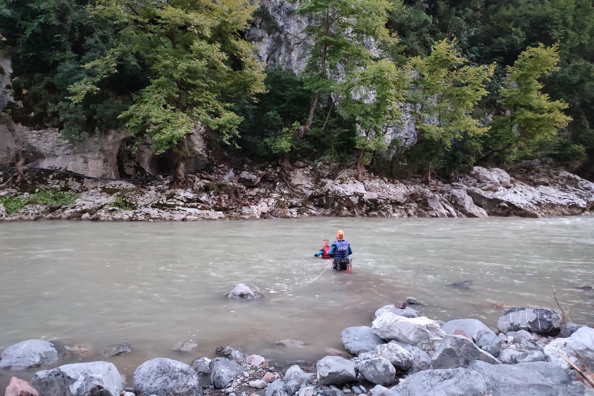 Kastamonu'da Devrekani Çay'ına düşen kişiyi arama çalışması 