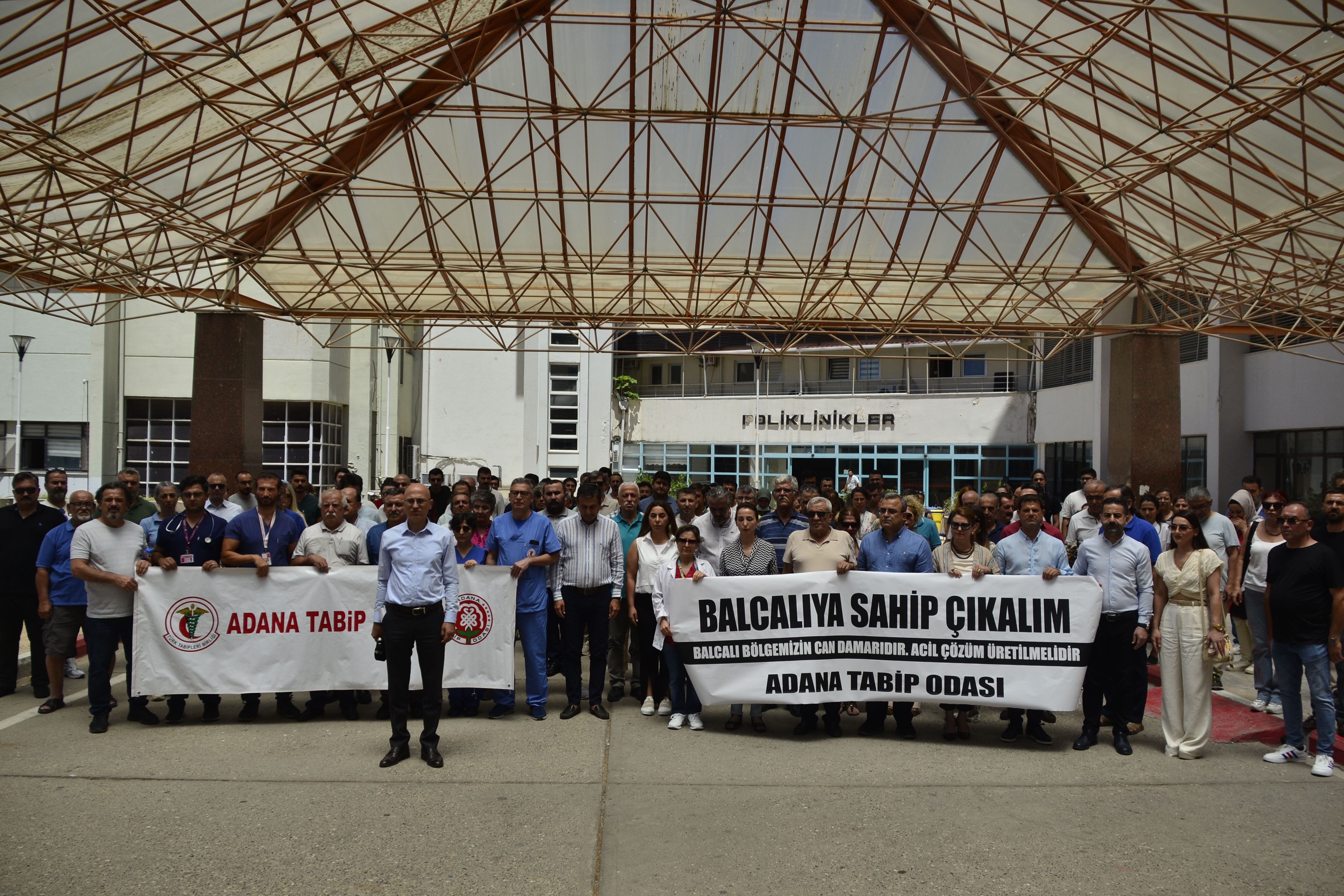 Çukurova Üniversitesi Tıp Fakültesi'nin eğitime başlaması için eylem yapanlar