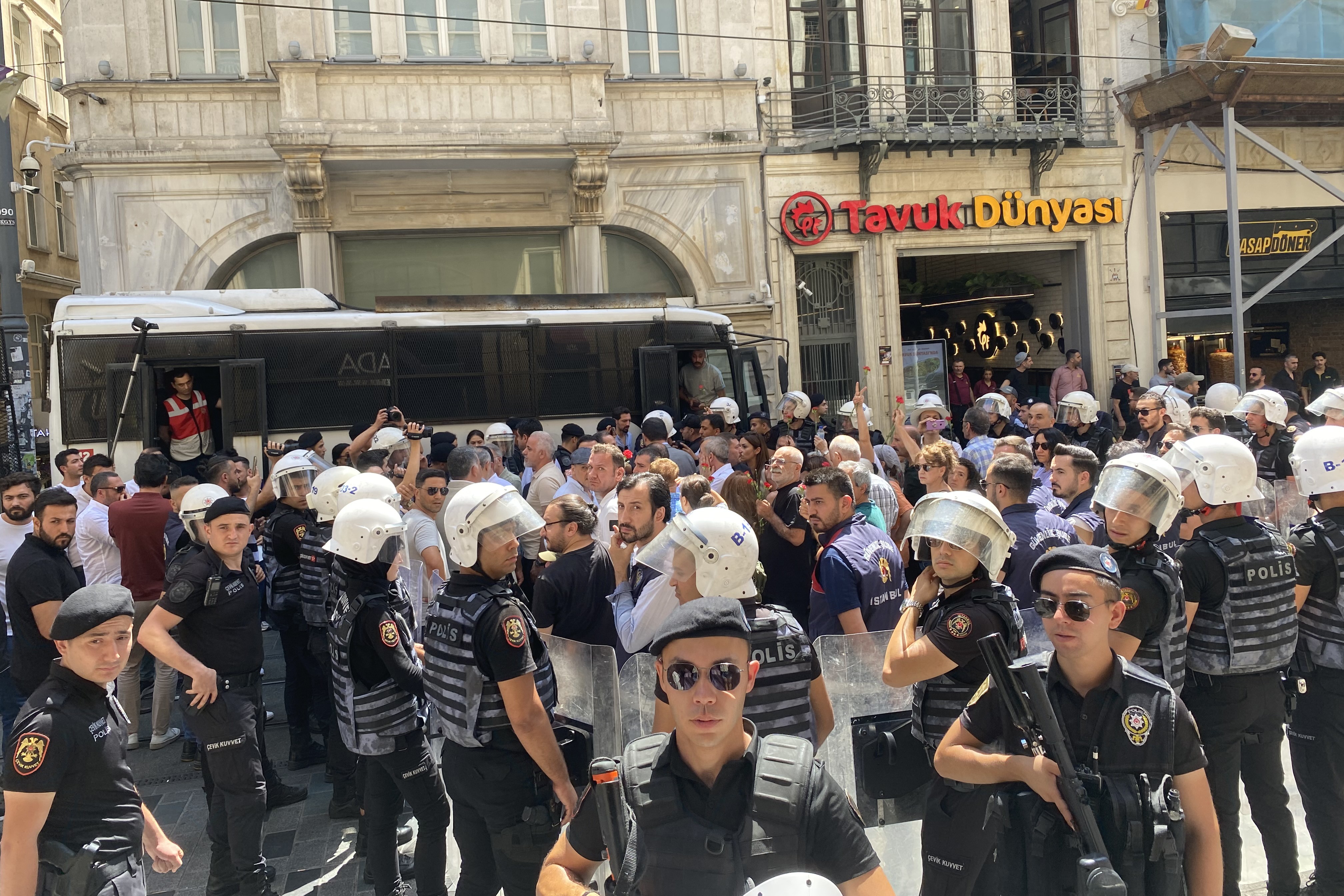 Cumartesi Anneleri’nin eylemi yine engellendi: 16 ilin baro başkanı polis ablukasına alındı