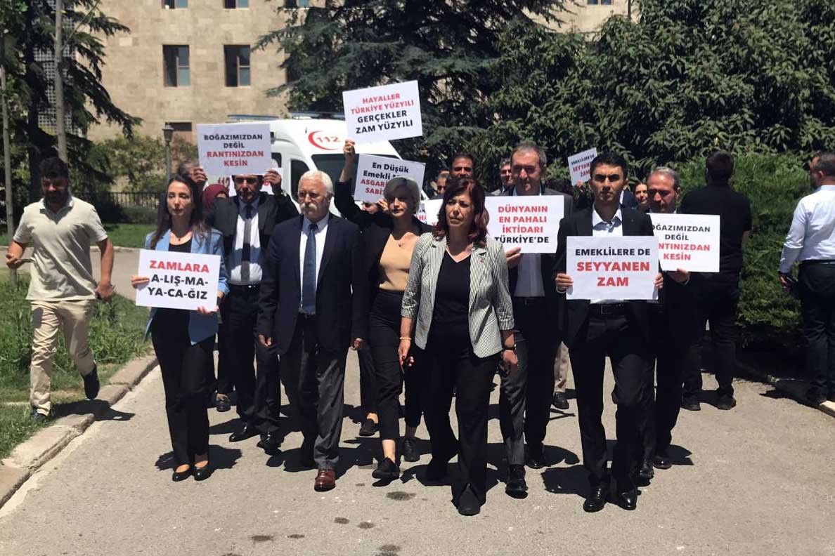 Zamlara karşı Hazine ve Maliye Bakanlığına yürüyen Yeşil Sol Parti vekilleri