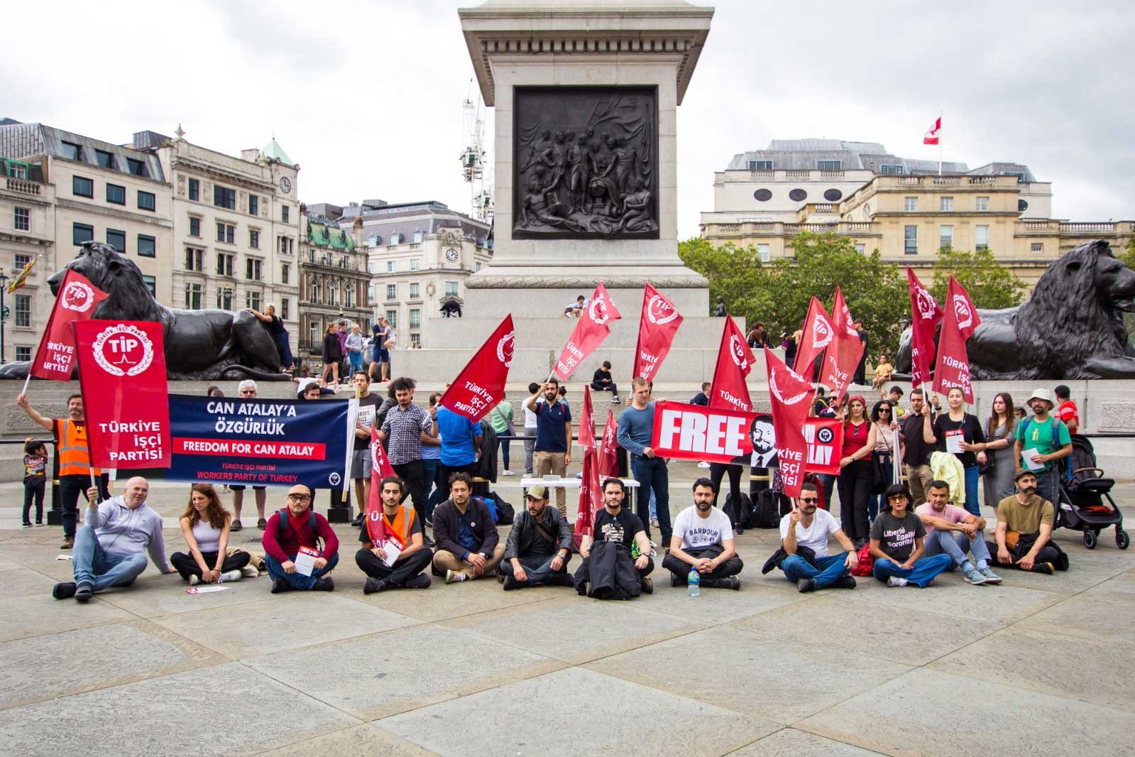 Londra'daki Trafalgar Meydanı'nda oturma eylemi düzenleyen TİP üyeleri