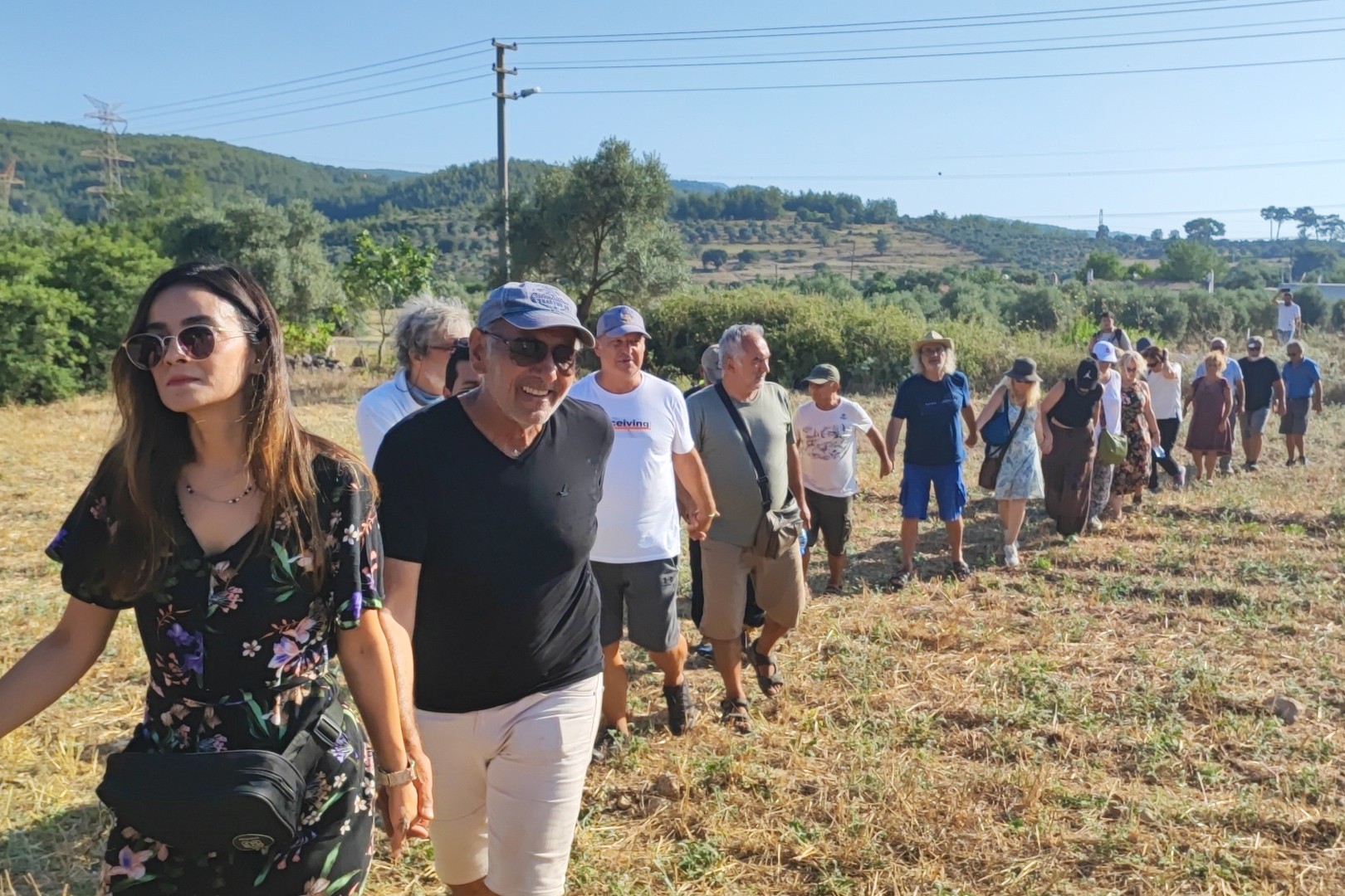 Akbelen Ormanı'nı korumak için köylülerin ve desteğe gelenlerin oluşturduğu insan zinciri