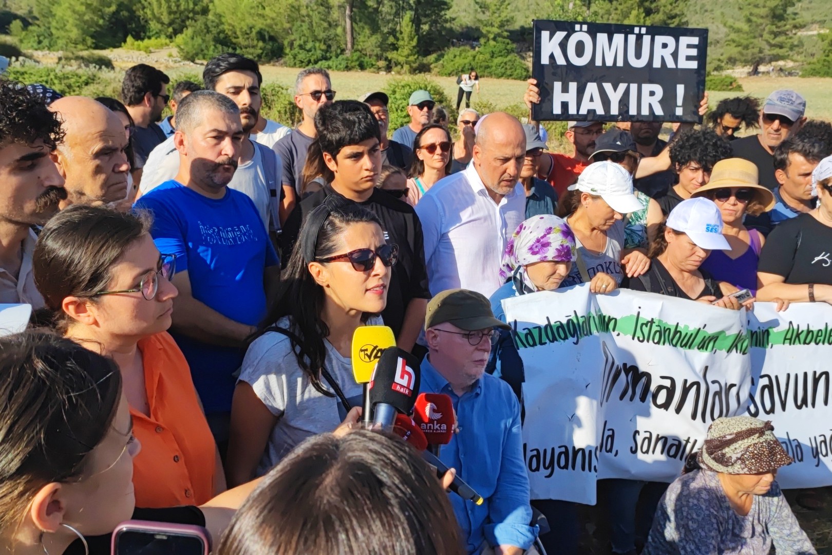 Akbelen Ormanı'nı korumak için köylülerin ve desteğe gelenlerin oluşturduğu insan zinciri