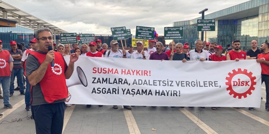 DİSK üyesi işçiler eylem yaptı 