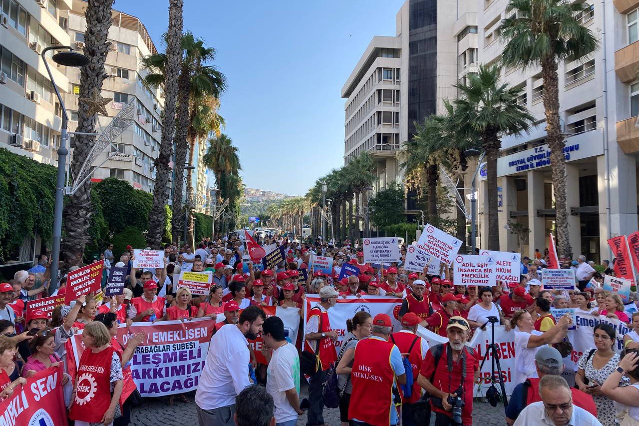 CHP üyeleri vergi zamlarını protesto etti