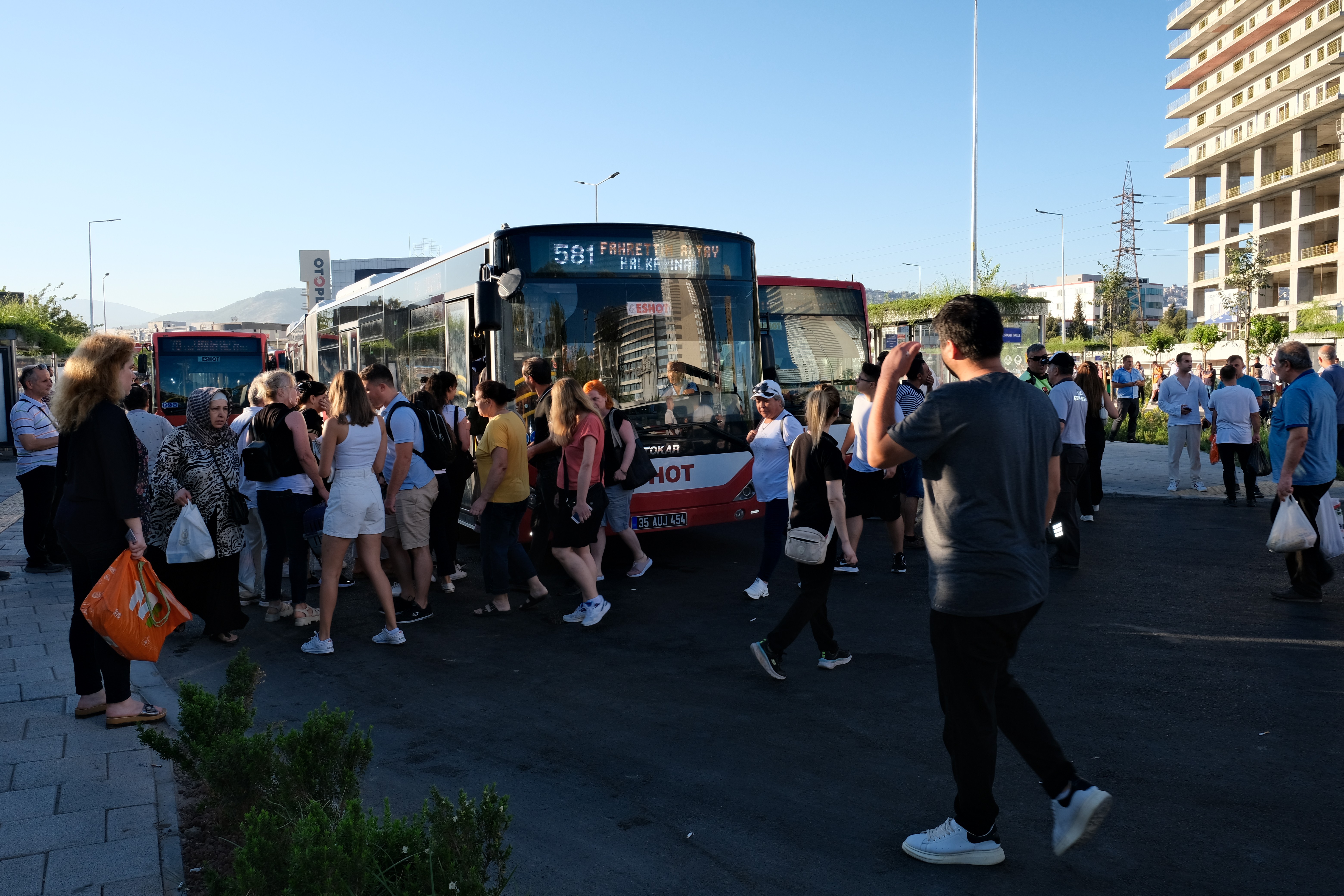 İzmir'de metro işçilerinin grevi sonrası otobüslere yönelen yolcular