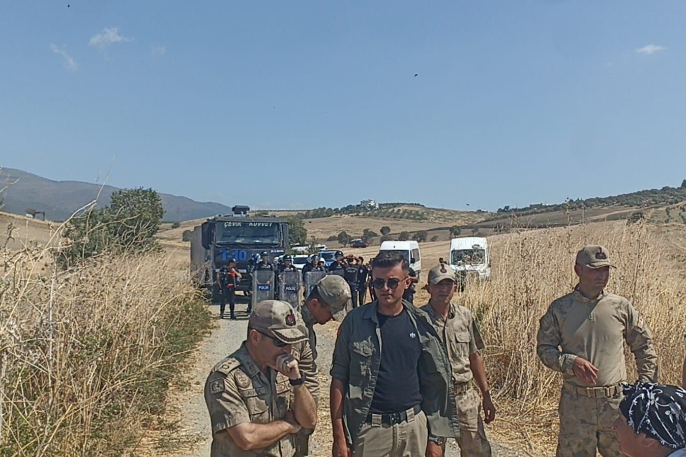 Hatay'ın Dikmece köyünde tarım arazilerine TOKİ inşaatı için TOMA ve iş makineleriyle  girildi