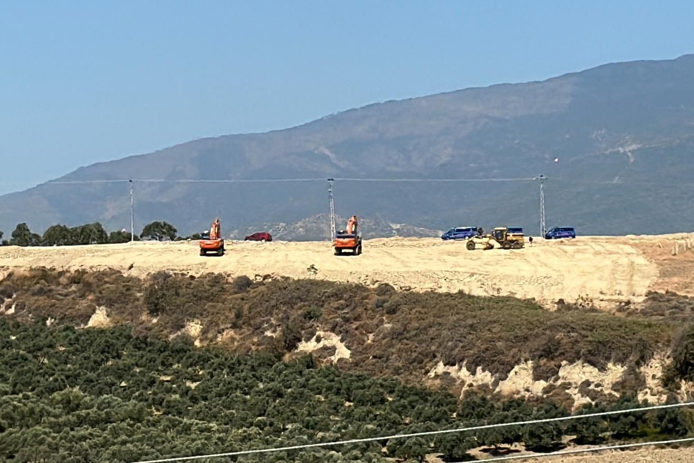 Hatay'ın Dikmece köyünde tarım arazilerine TOKİ inşaatı için TOMA ve iş makineleriyle  girildi