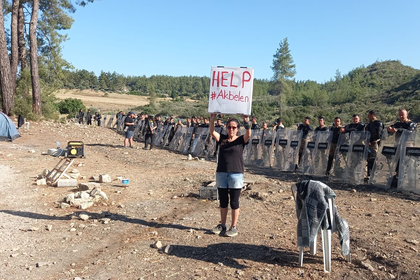 Akbelen Ormanı'nda direnenlerin etrafını çeviren jandarma