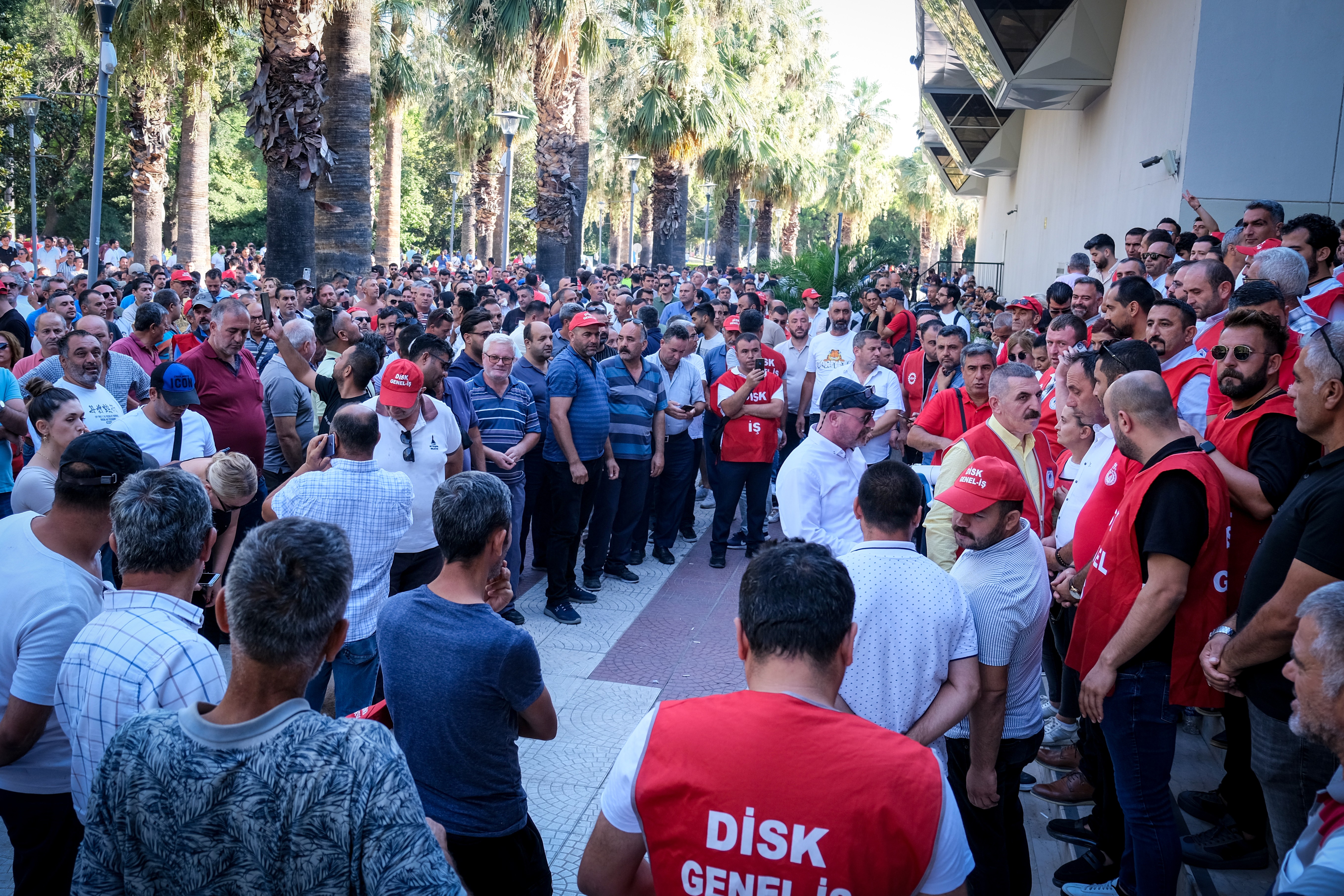 İzmir Büyükşehir Belediyesi önünde bekleyen işçiler