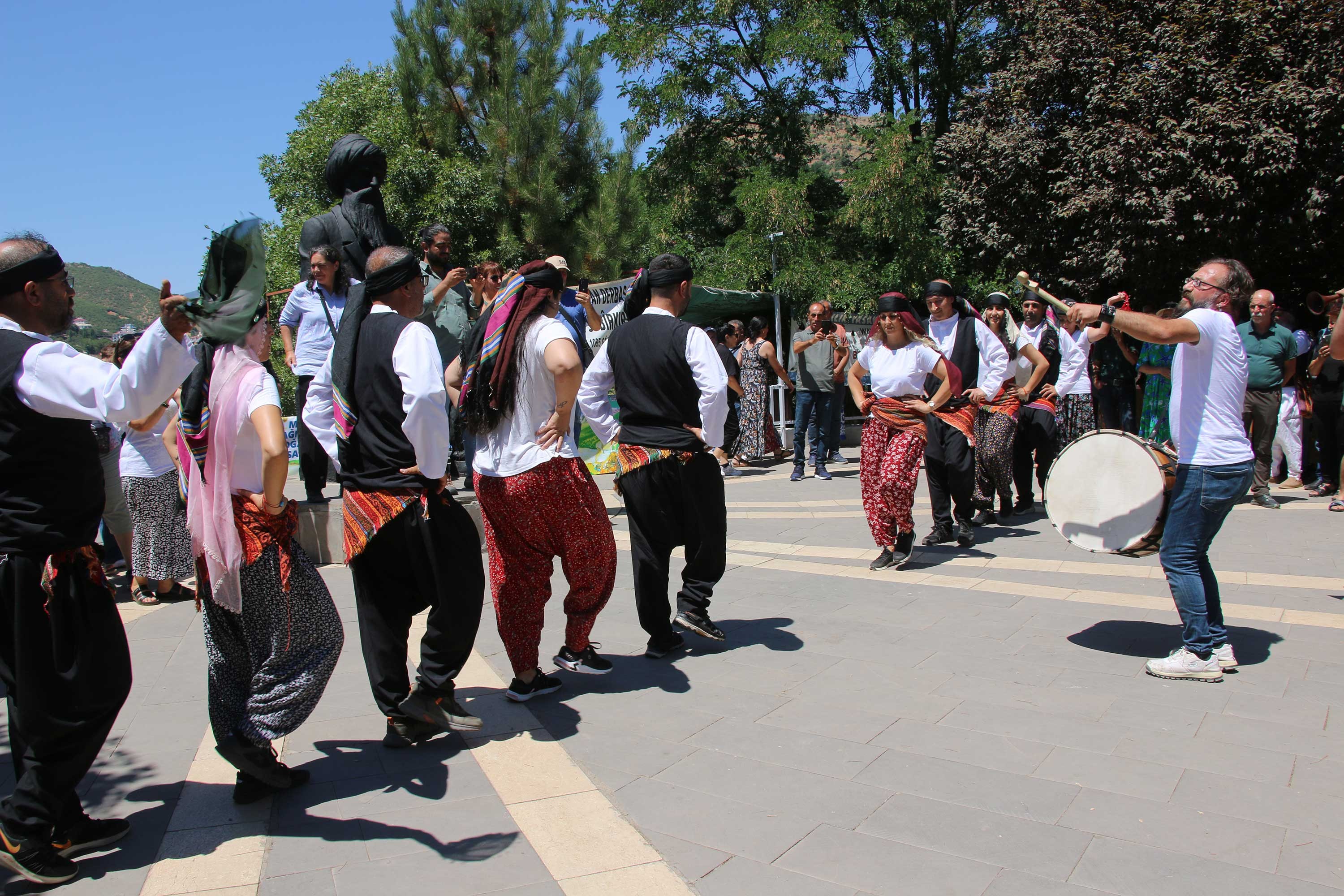 Munzur Festivali'nde halay çeken Dersimliler