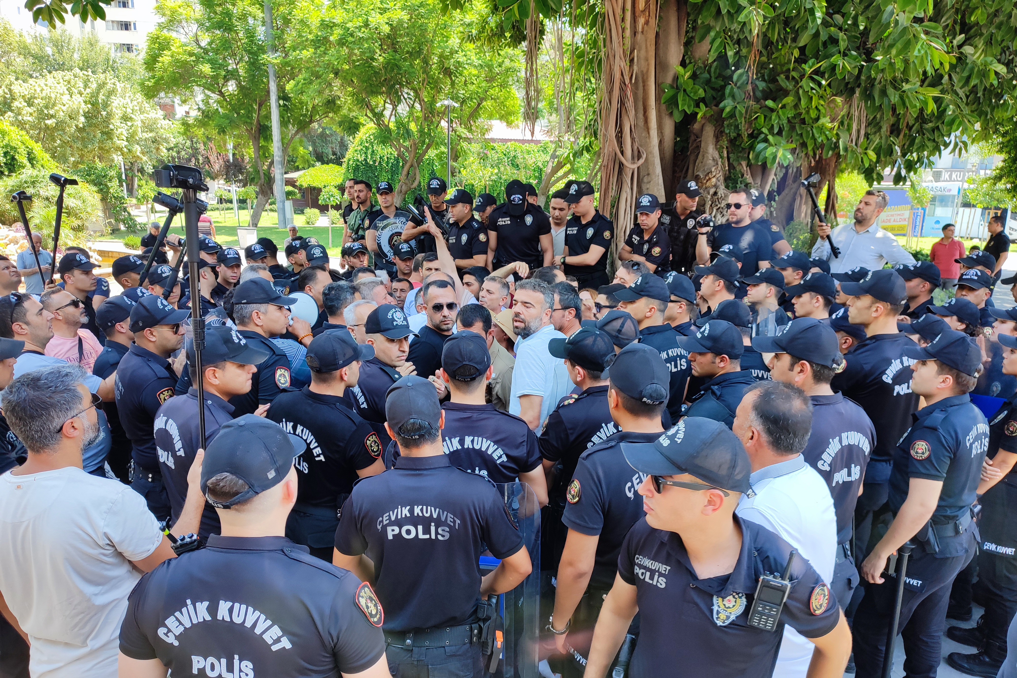 etrafı polislerle çevrilmiş İHD üyeleri