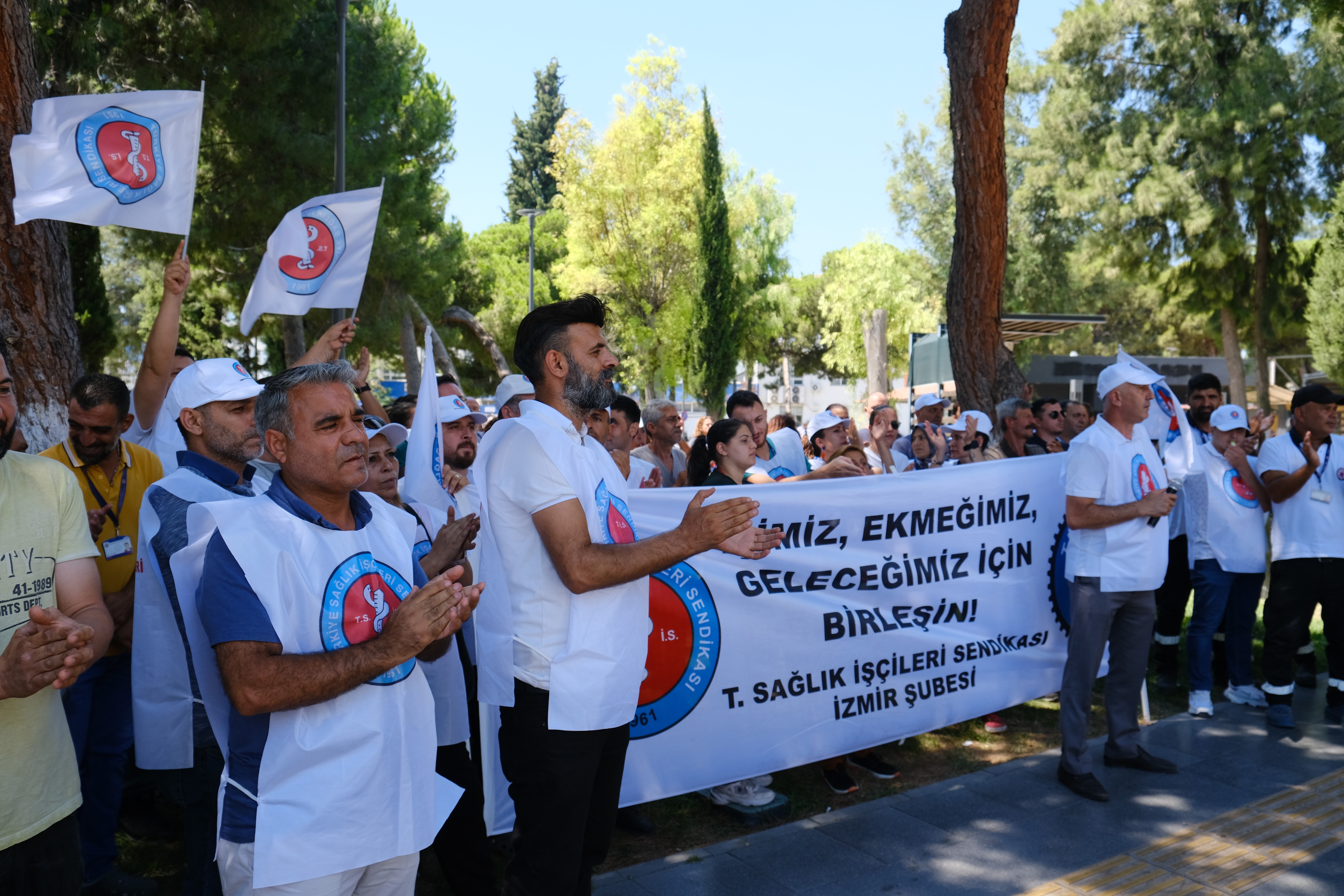 Ege Üniversitesi Hastanesi işçileri iş bıraktı