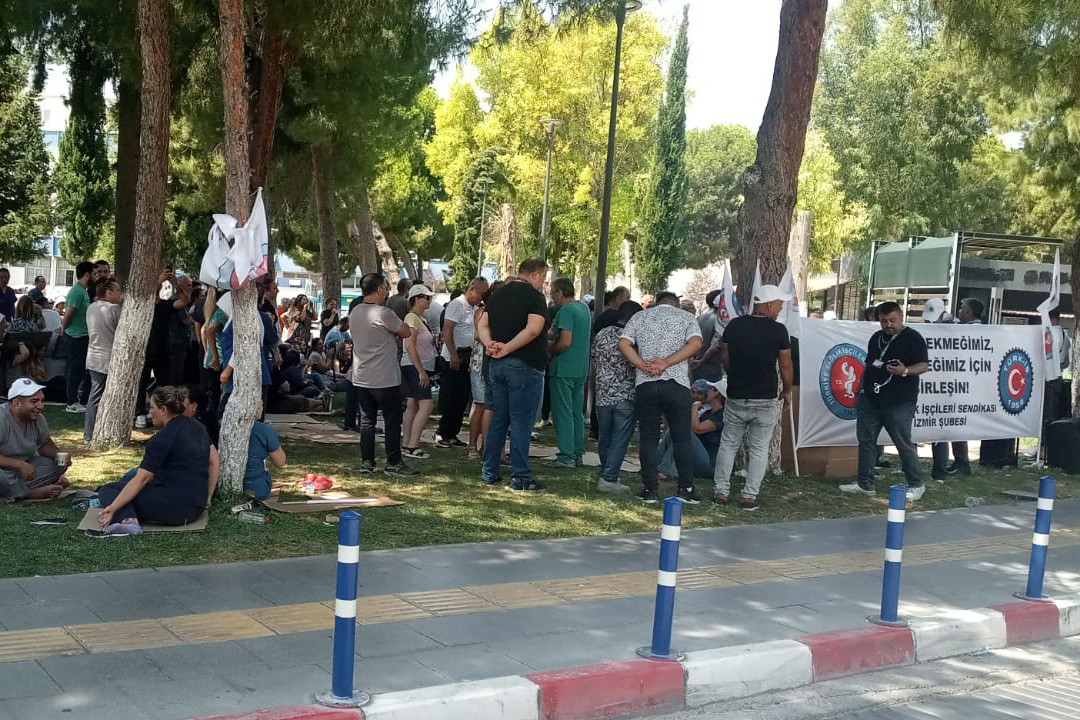 Ege Üniversitesi Hastanesinde çalışan işçilerin toplu sözleşmeden doğan alacaklarının ödenmesi için başlattıkları eylemlerine 4. günü