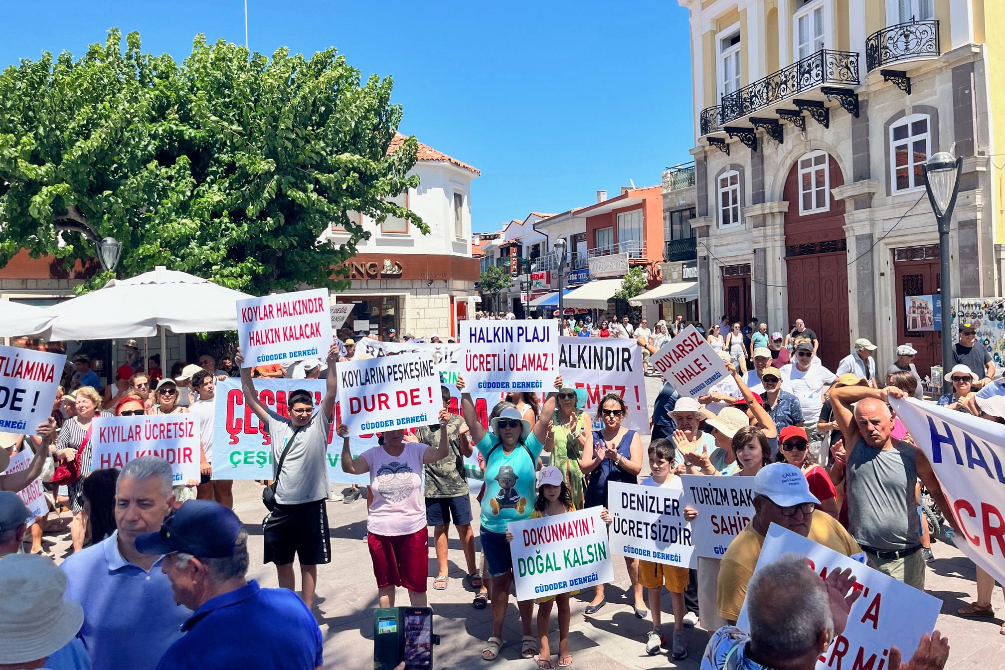 Çeşme Çevre Platformunun Gücücek Koyu’nun halka kapatılmasına karşı yaptığı eylem.