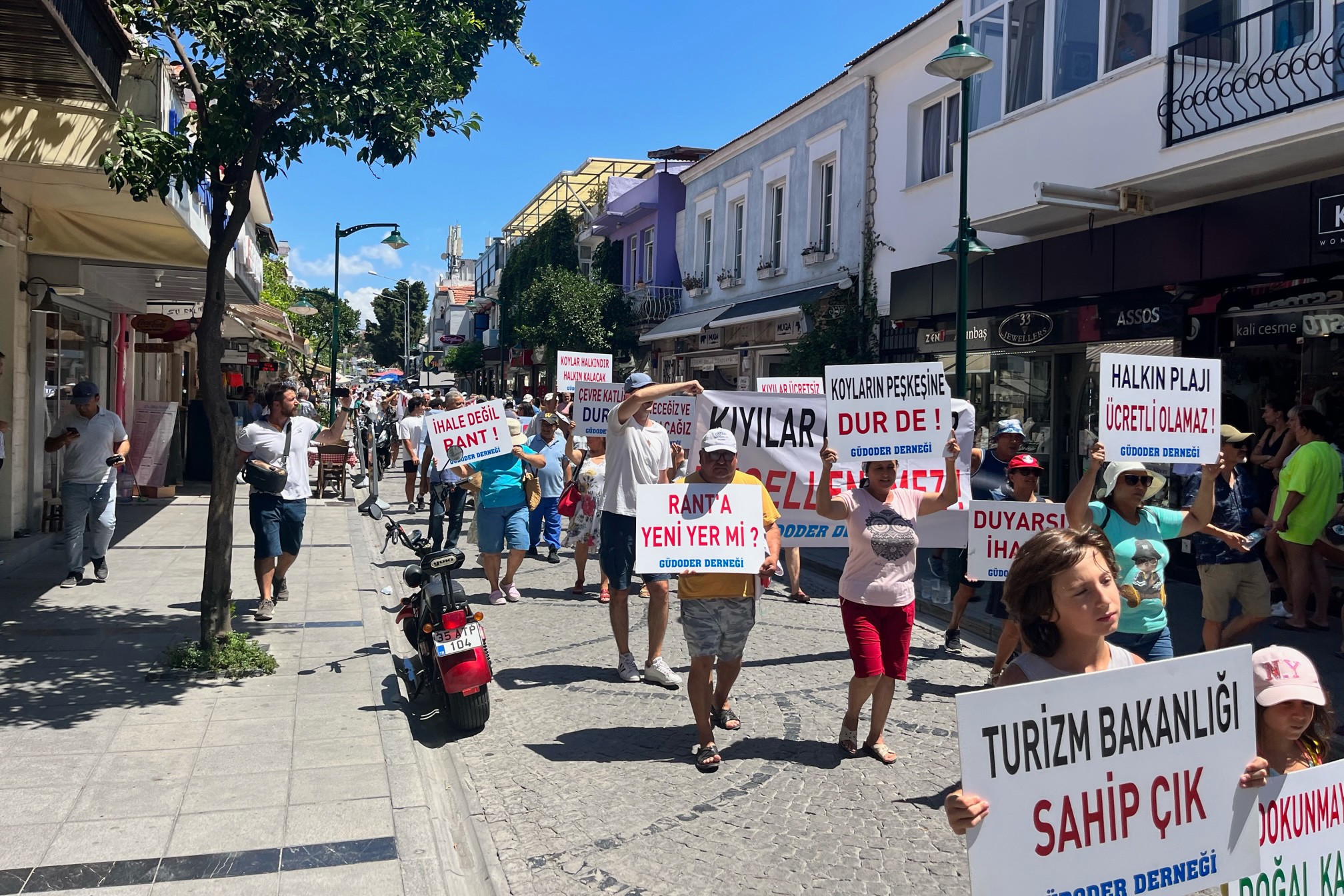  Çeşme Çevre Platformunun Gücücek Koyu için yaptığı eylem.