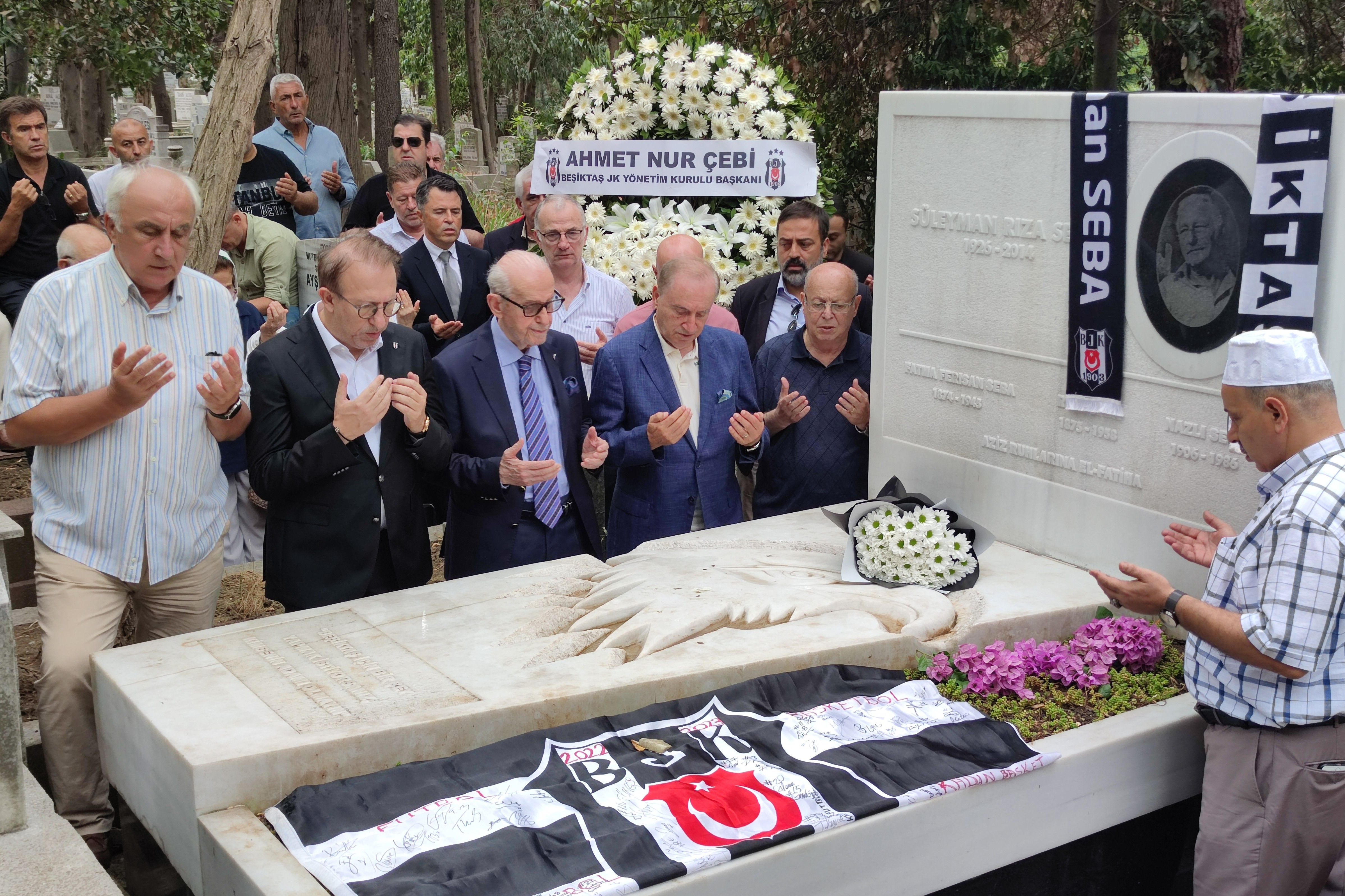 Beşiktaş'ın Onursal Başkanı Süleyman Seba'nın hayatını kaybetmesinin 9'uncu yıl dönümünde mezarı başında düzenlenen anma töreninden fotoğraf.