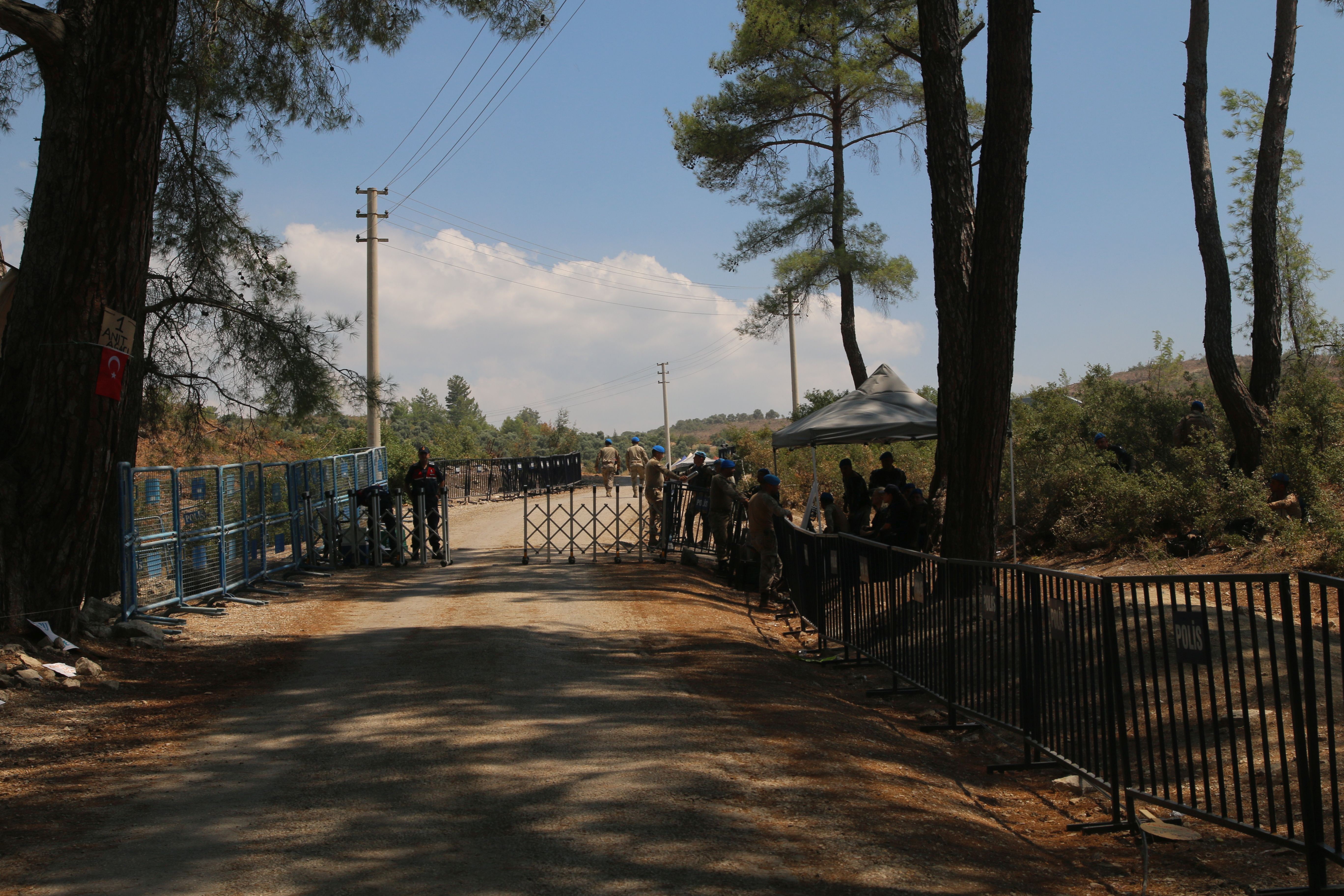 Akbelen'de bekleyen jandarmalar