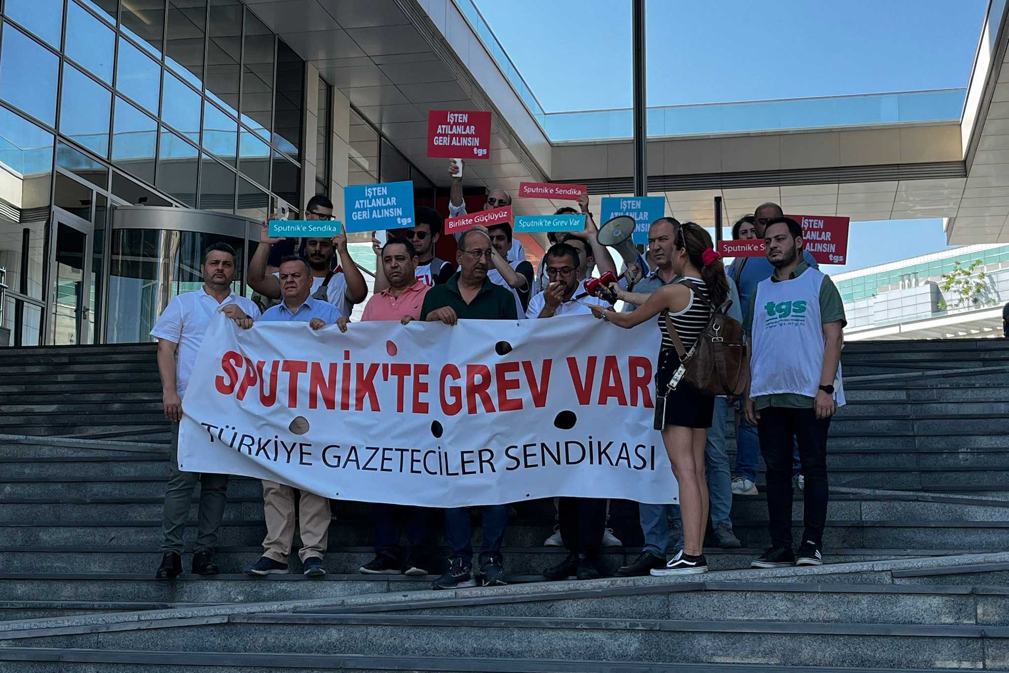 Greve çıkan Sputnik Türkiye çalışanları