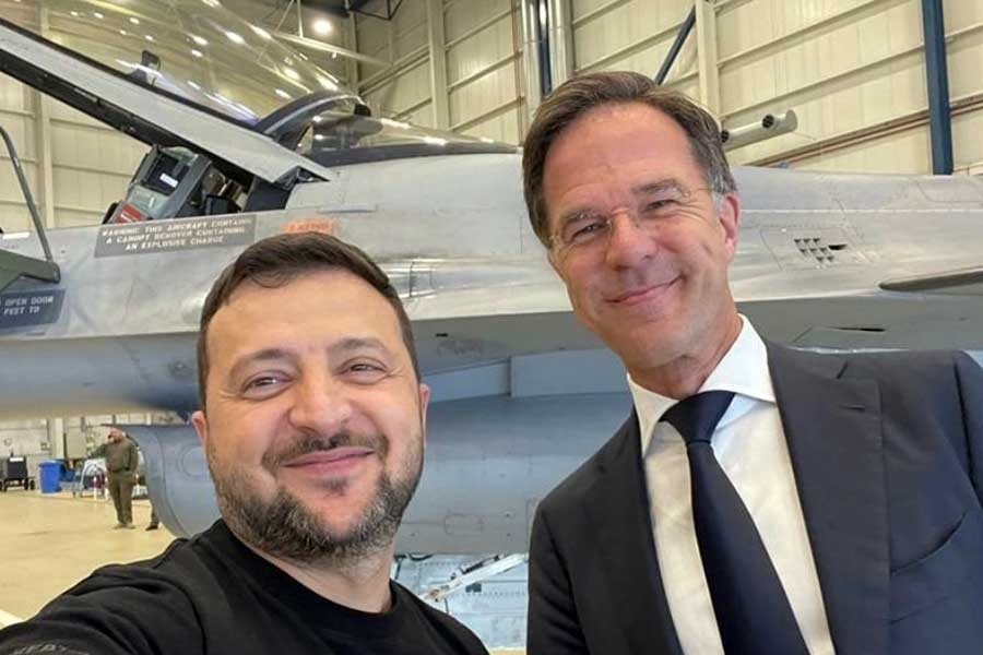 Ukrayna Cumhurbaşkanı Volodimir Zelenskiy (solda) ve Hollanda Başbakanı Mark Rutte (sağda) dün Eindhoven'daki askeri hava üssünde F-16 savaş uçaklarının önünde poz vermişti.