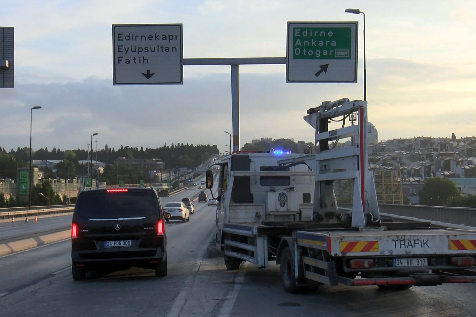 Vatan caddesi girişinde araçlar