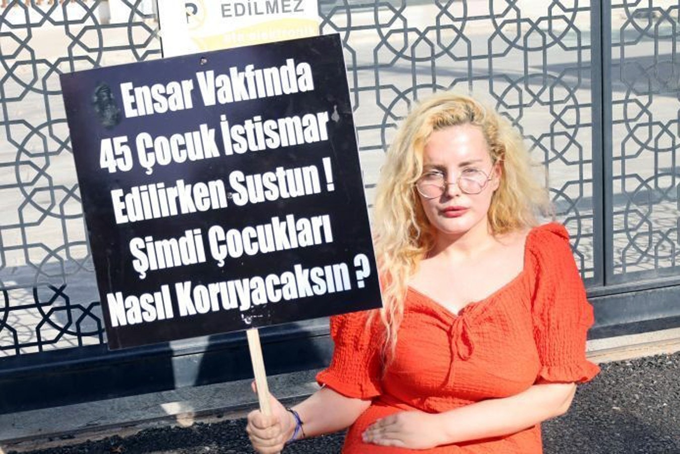 Emine Gizem Çetiner'in adliye önünde başlattığı nöbetten fotoğraf.