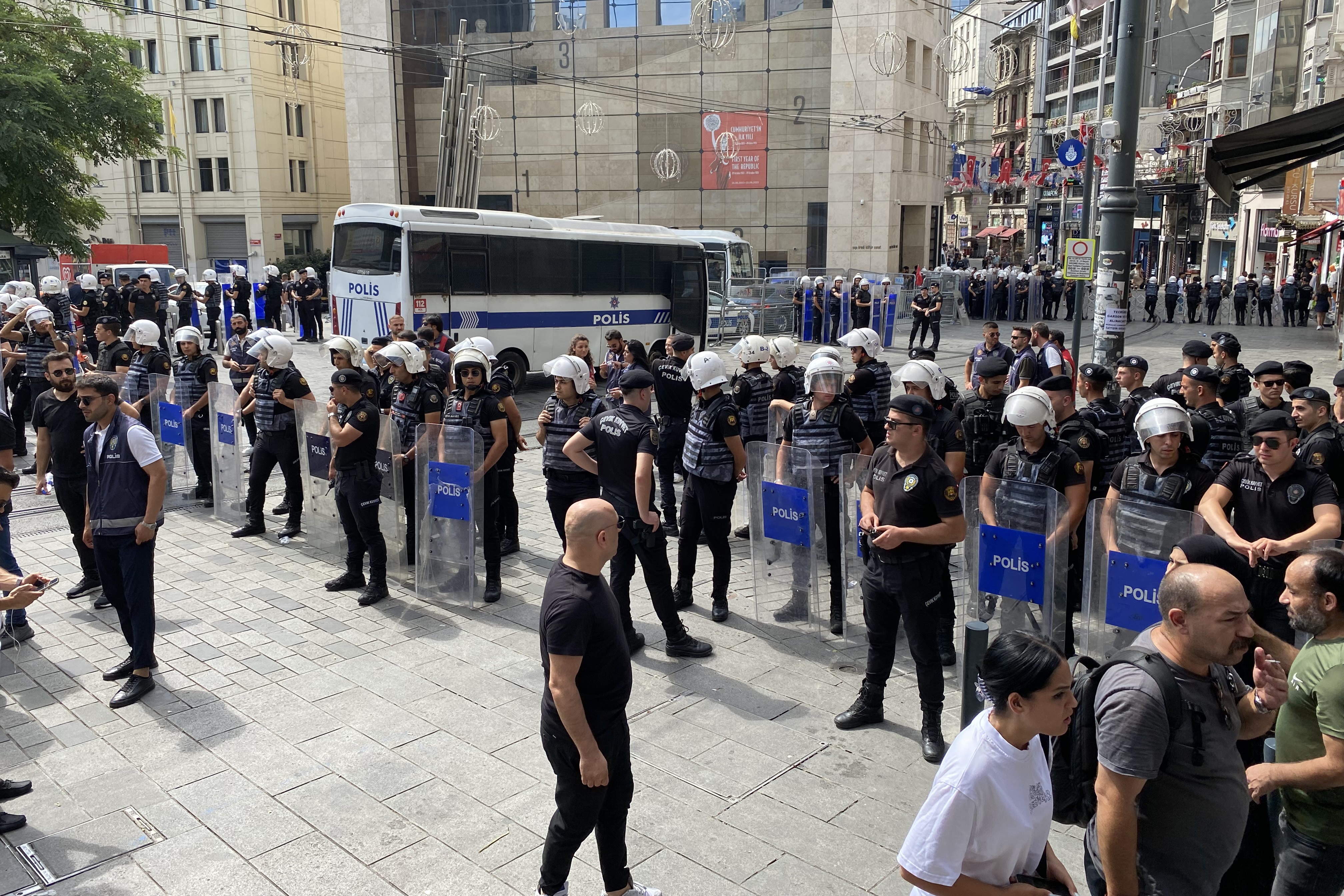 Cumartesi Anneleri eyleminde polis barikatı