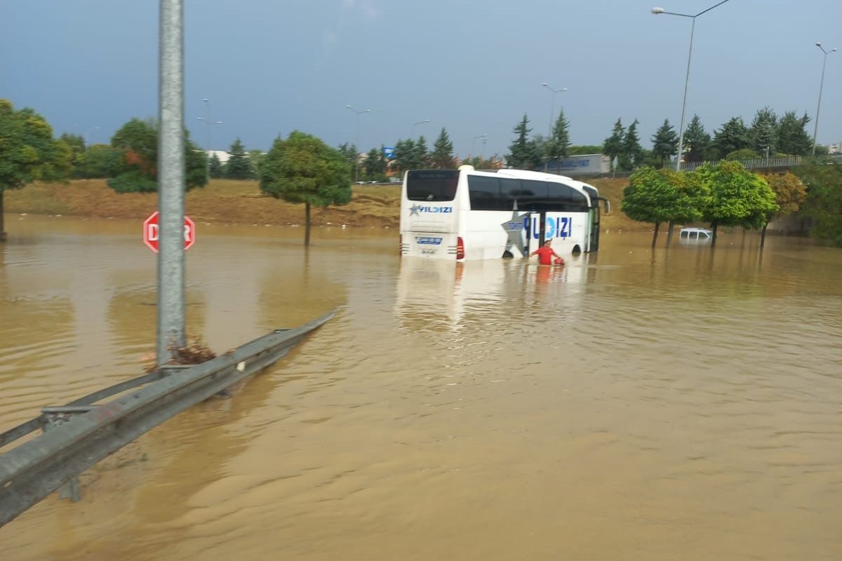 Samsun'da sel, otobüs suda