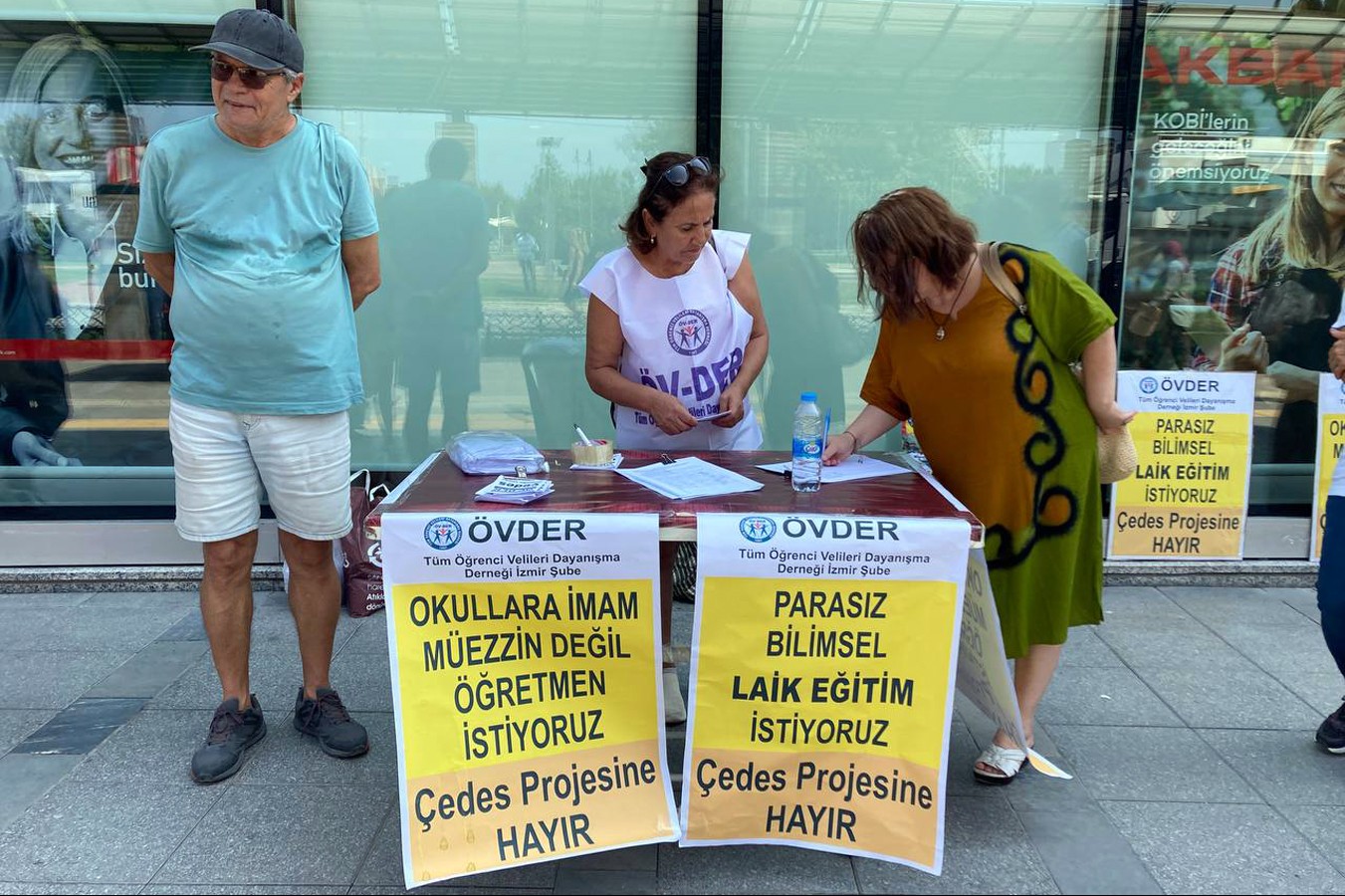 Öv-Der İzmir Şubesinin açtığı standdan fotoğraf.