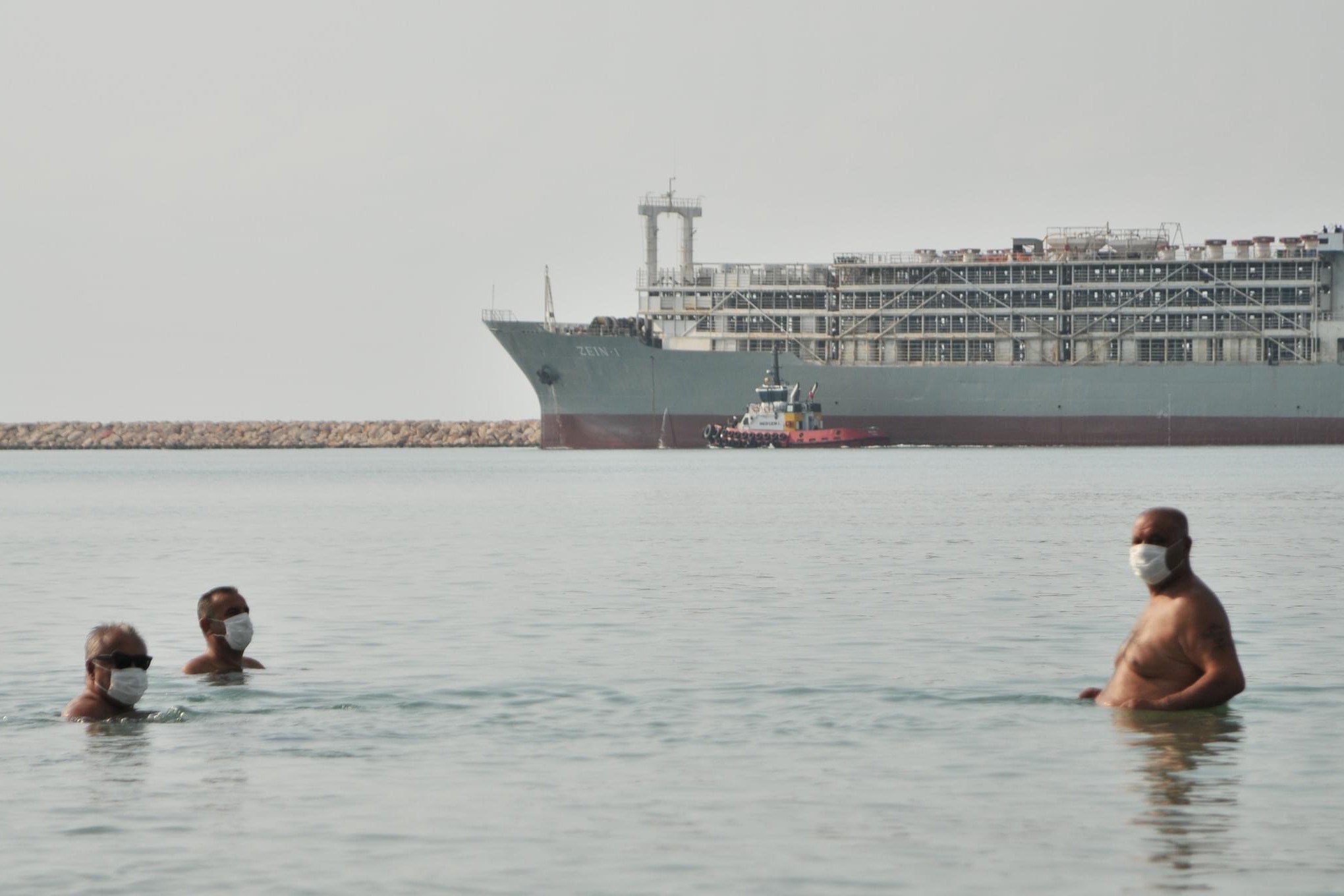 Mersin Taşucu sahilinde  maskeyle denize girenler