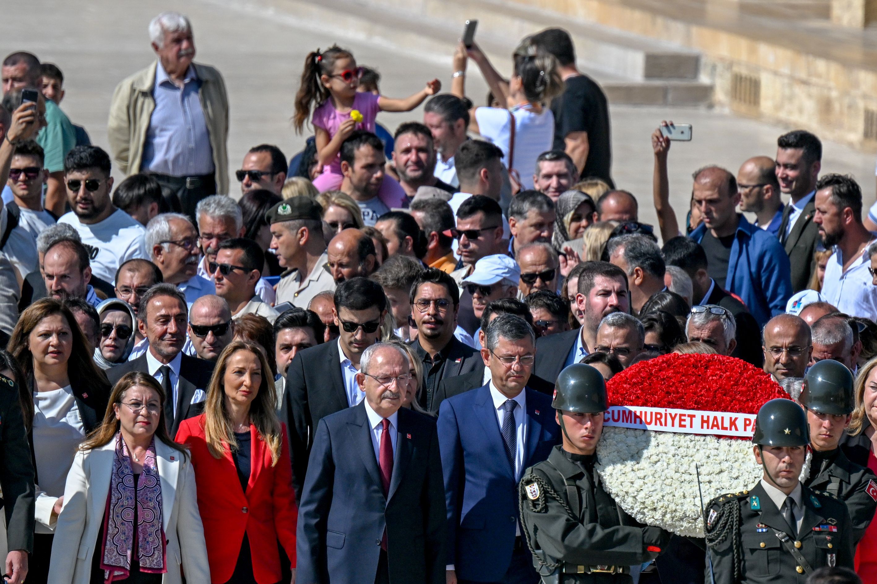 Partisinin kuruluş yıl dönümü etkinlikleri kapsamında Anıtkabir'i ziyaret eden CHP Genel Başkan Kemal Kemal Kılıçdaroğlu