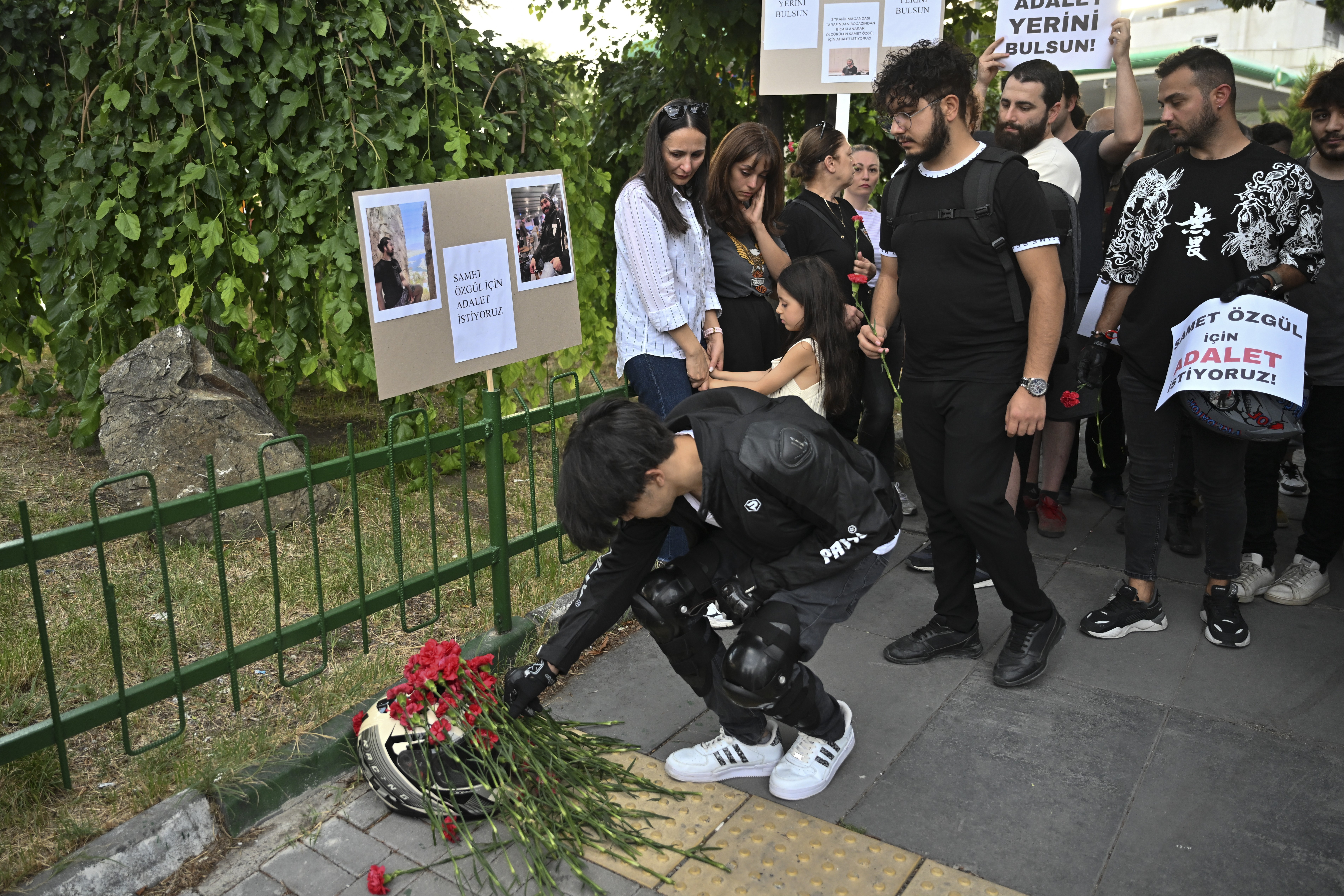 kask üzerine karanfil  bırakılırken