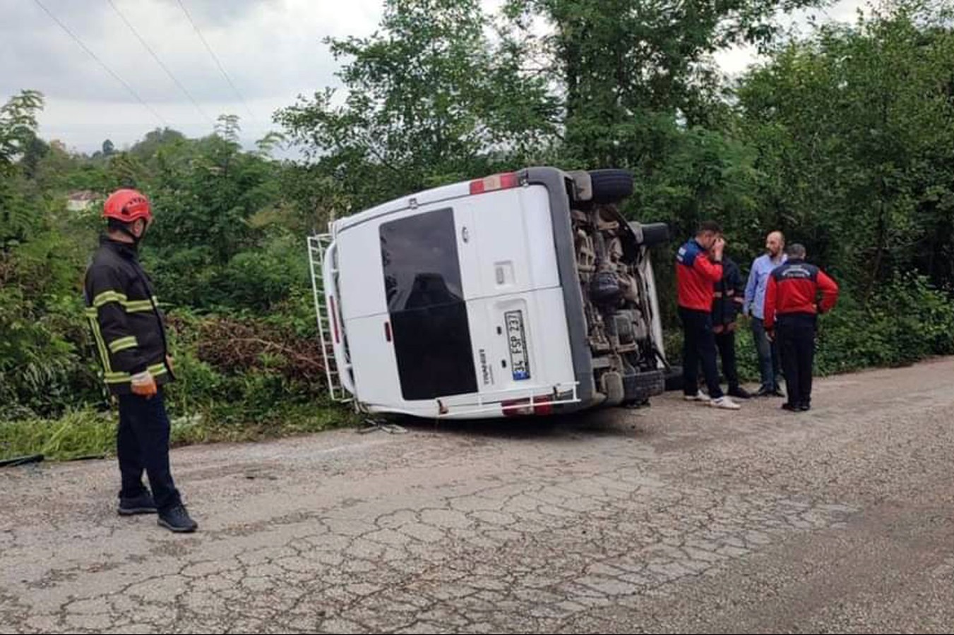 Ordu Fatsa'da devrilen işçi minibüsü.