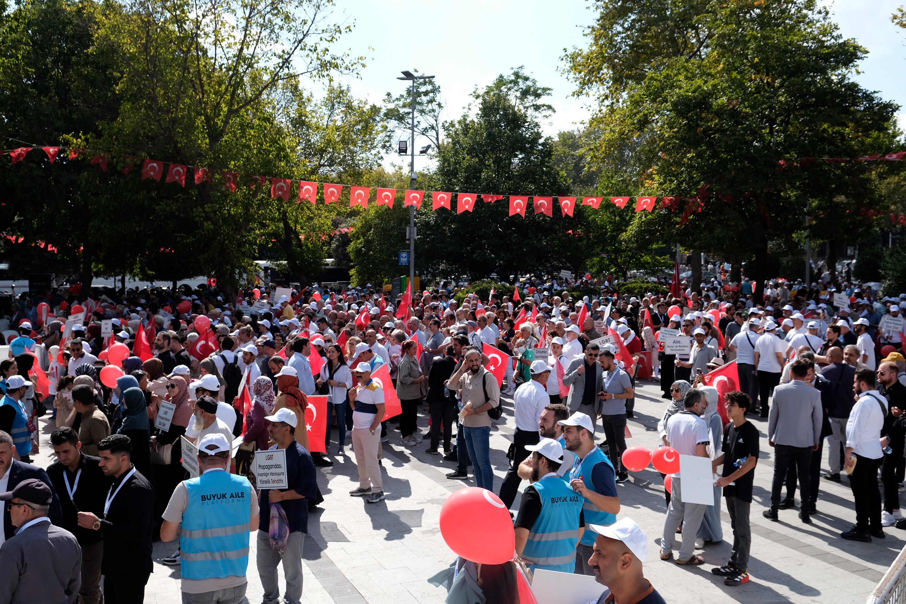 LGBTİ karşıtı 'büyük aile buluşması'