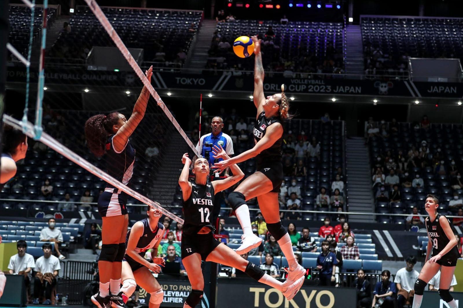 A Milli Kadın Voleybol Takımı, Japonya'da düzenlenen 2024 Paris Olimpiyat Elemeleri B Grubu üçüncü maçında Peru'yu 3-1 yenerek 3'te 3 yaptı.