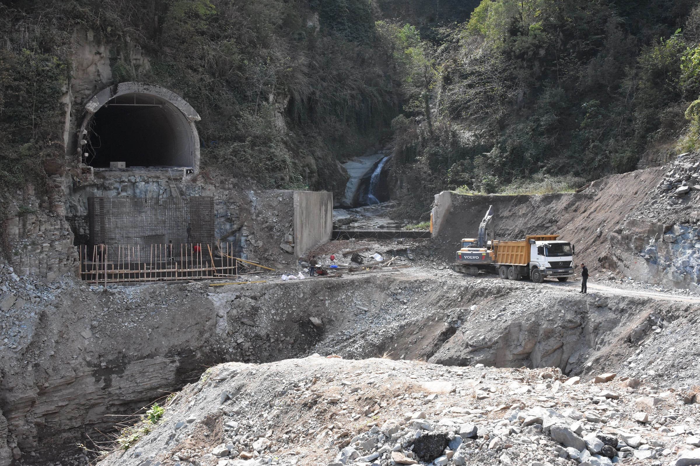 Heyelan nedeniyle 1,5 aydır kapalı olan Karadeniz-Akdeniz yolu