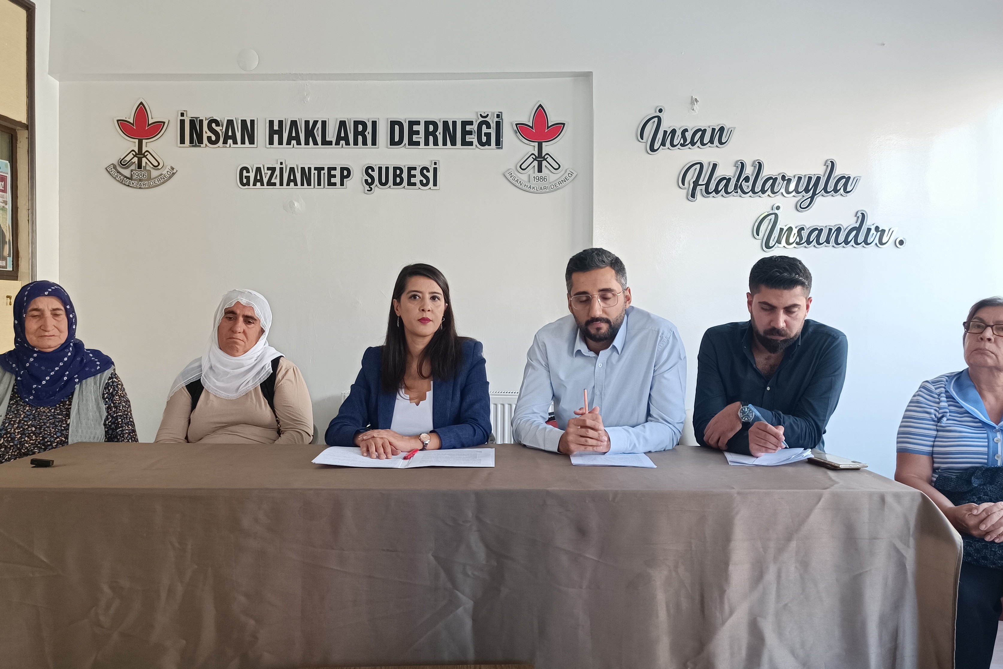 İHD Antep Şubesinde açıklamaya katılanlar