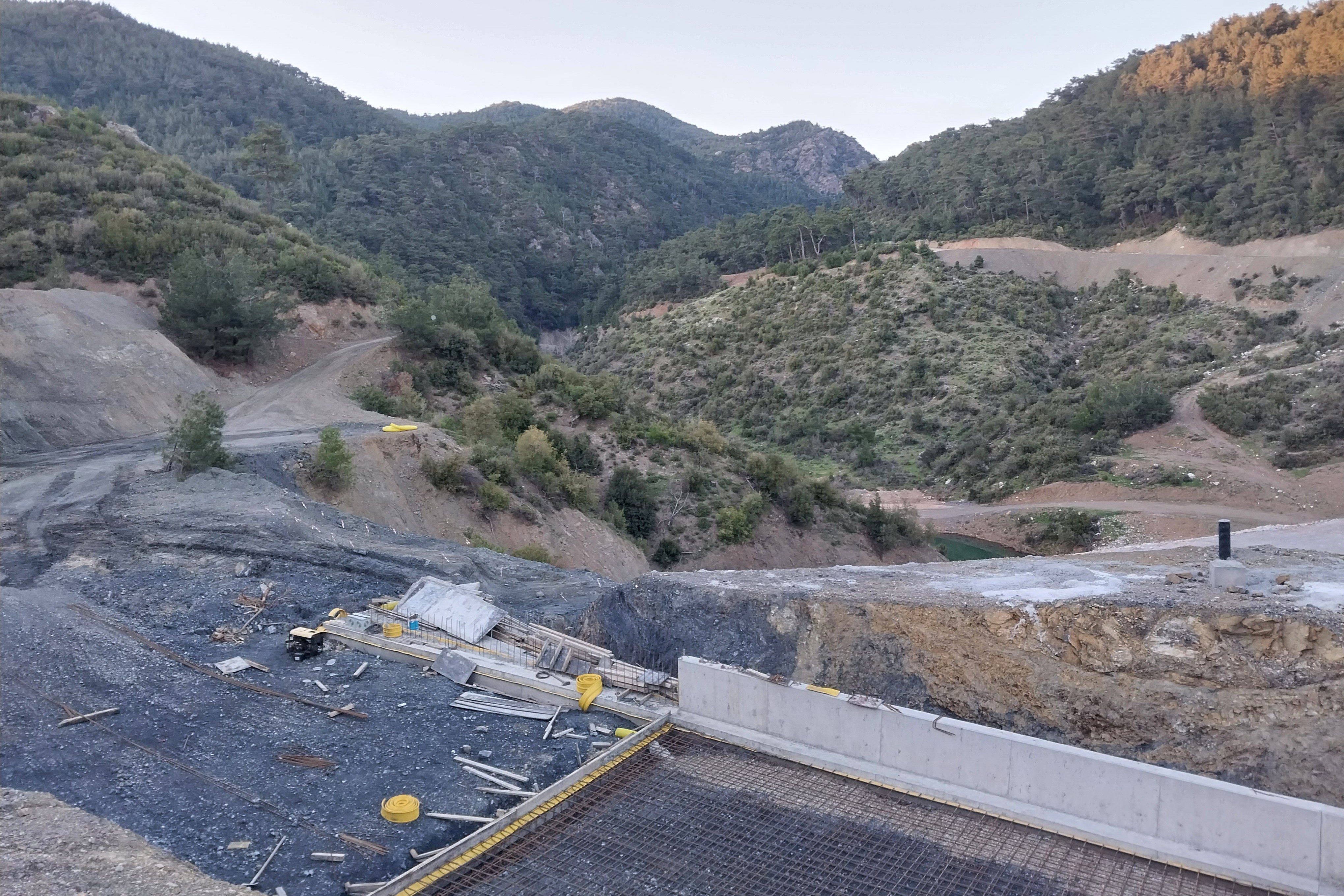 Kemalpaşa Ansızca'da yapımı süren baraj inşaatının orman içerisinde yer alan betonlarının fotoğrafı