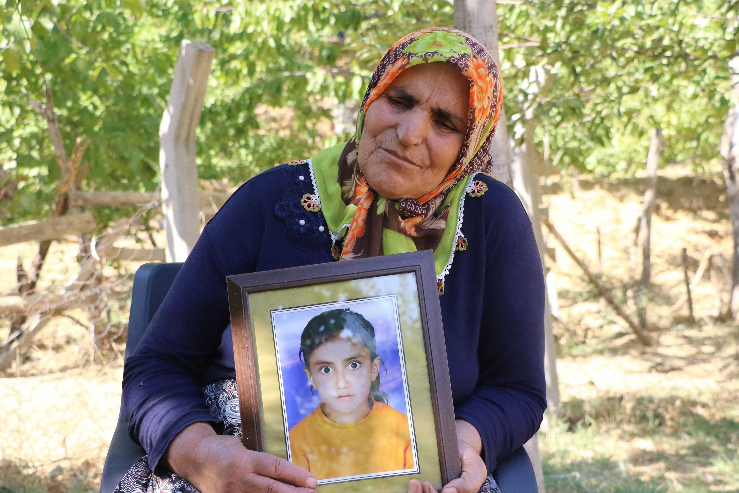 Saliha Önkol, öldürülen kızı Ceylan Önkol'un fotoğrafını taşırken