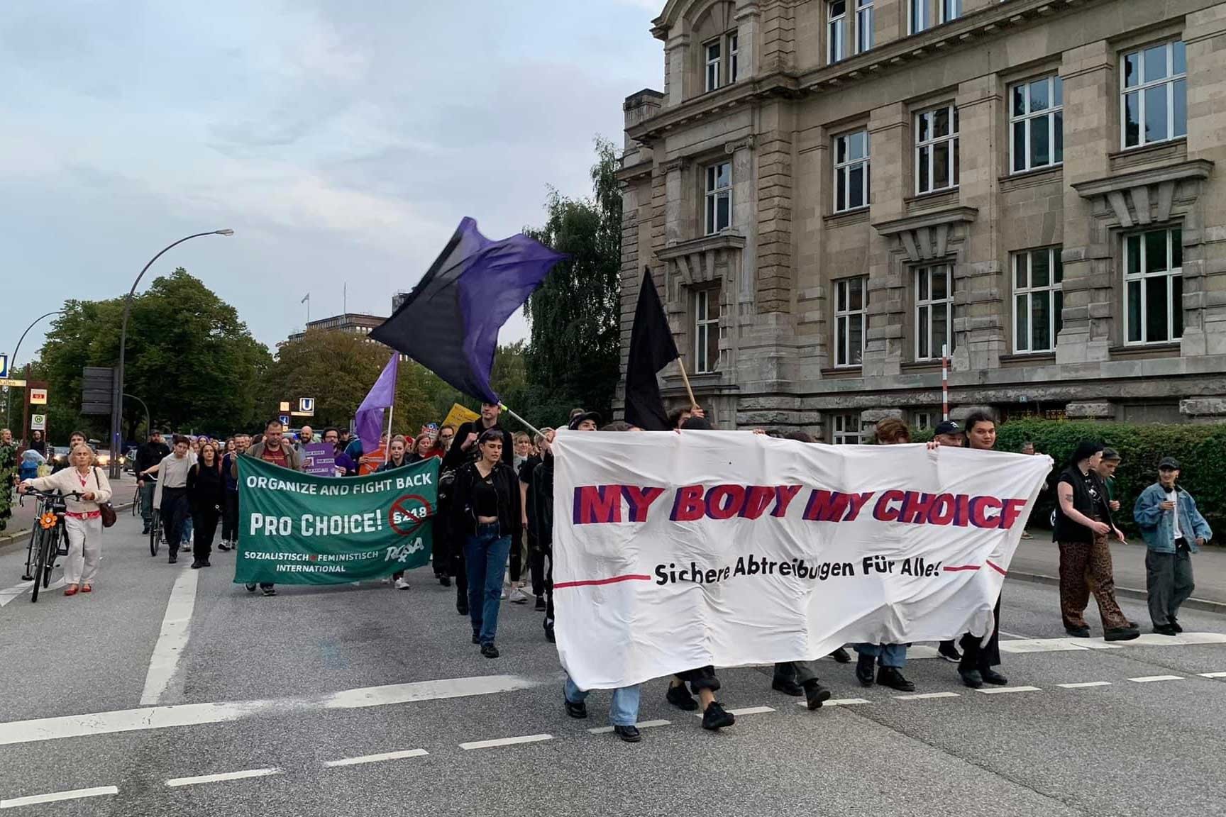 Hamburg'da kürtaj hakkı için düzenlenen yürüyüş 