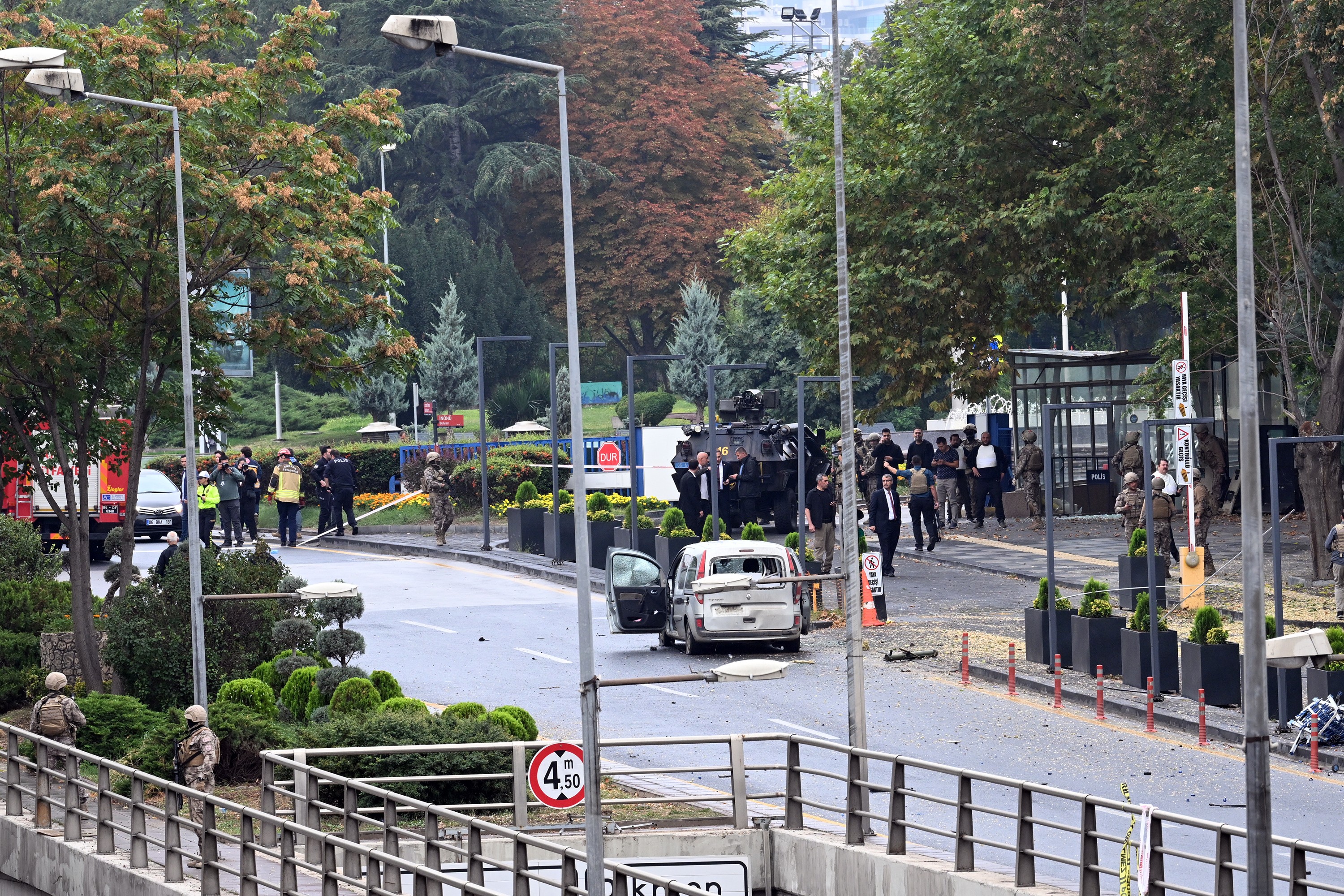 Emniyet Genel Müdürlüğü girişi önünde araç ve görevliler.