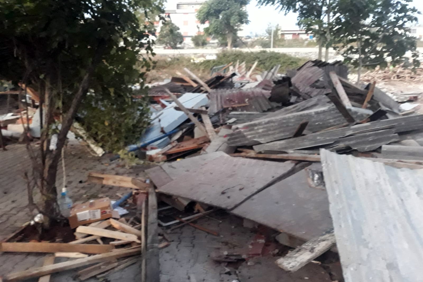 Şahintepe'de yüzlerce polis eşliğinde yıkılan Çetinkaya ailesinin evi. 