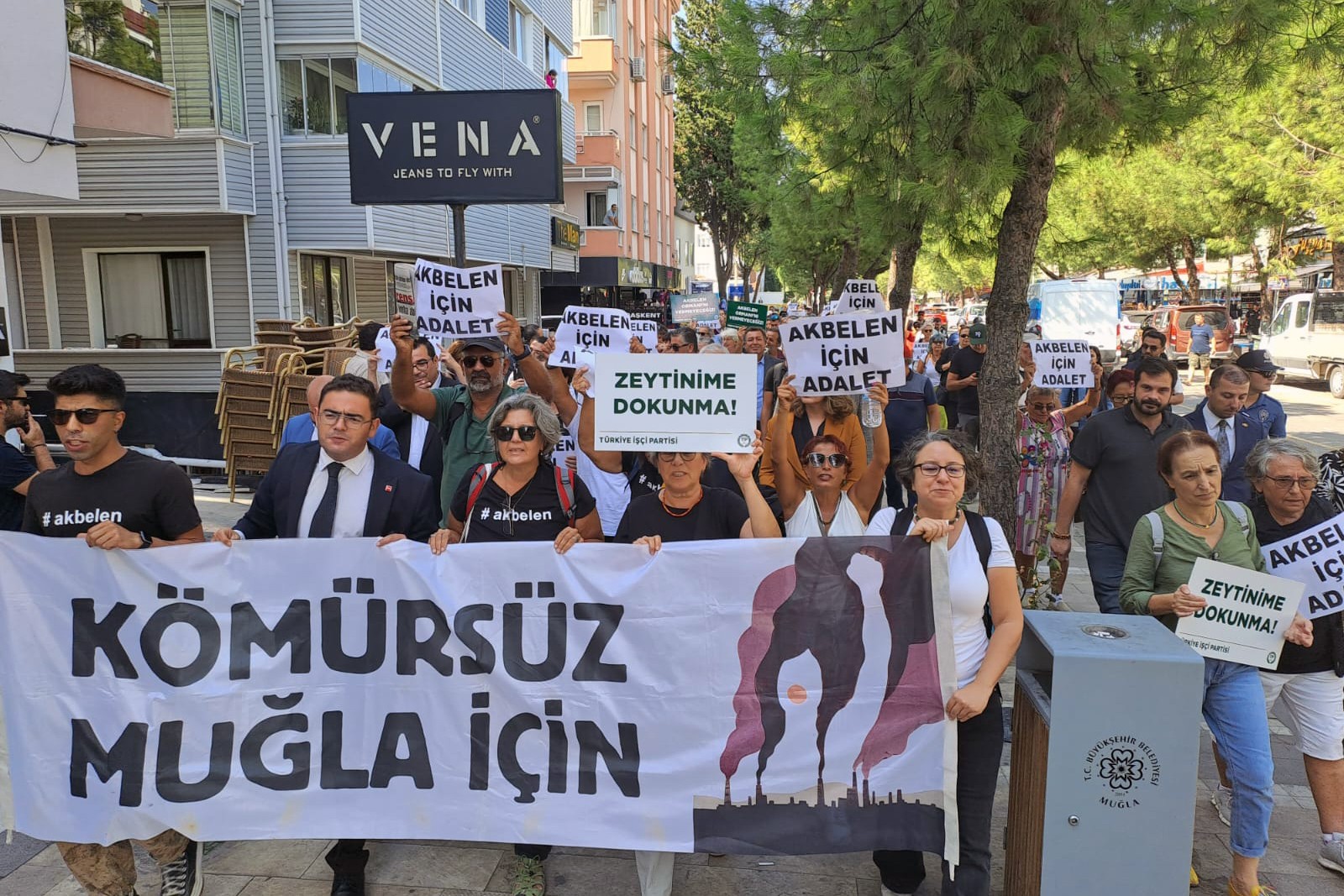 Akbelen Ormanı’nında kurulmak istenen madenin ruhsatının iptali için bugün görülen dava öncesi yürüyen köylüler