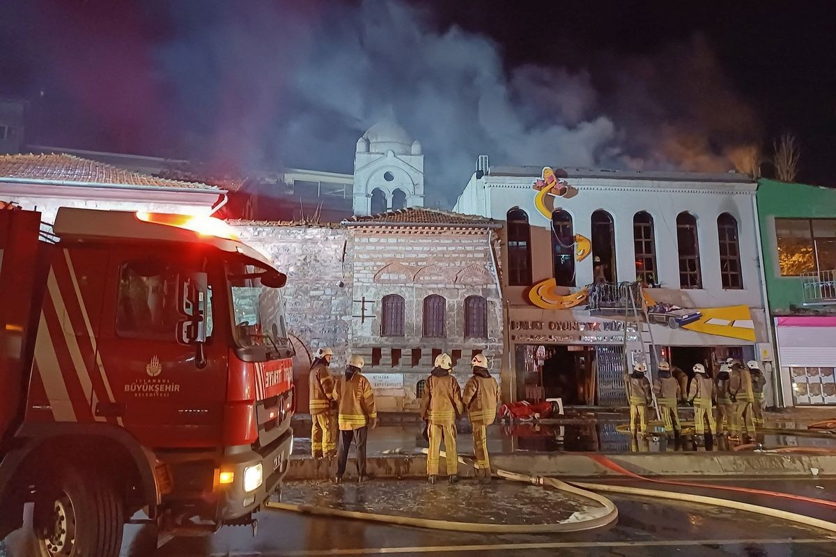 İtfaiye ekipleri yangına müdahale ediyor